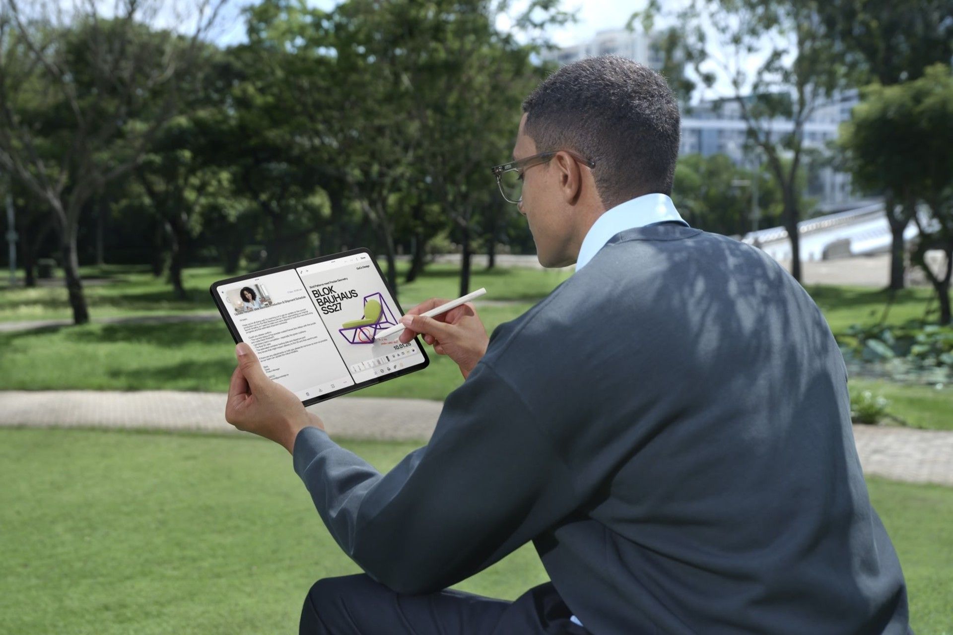 یک مرد در فضای باز در حال کار با تبلت وان‌پلاس پد گو ۲