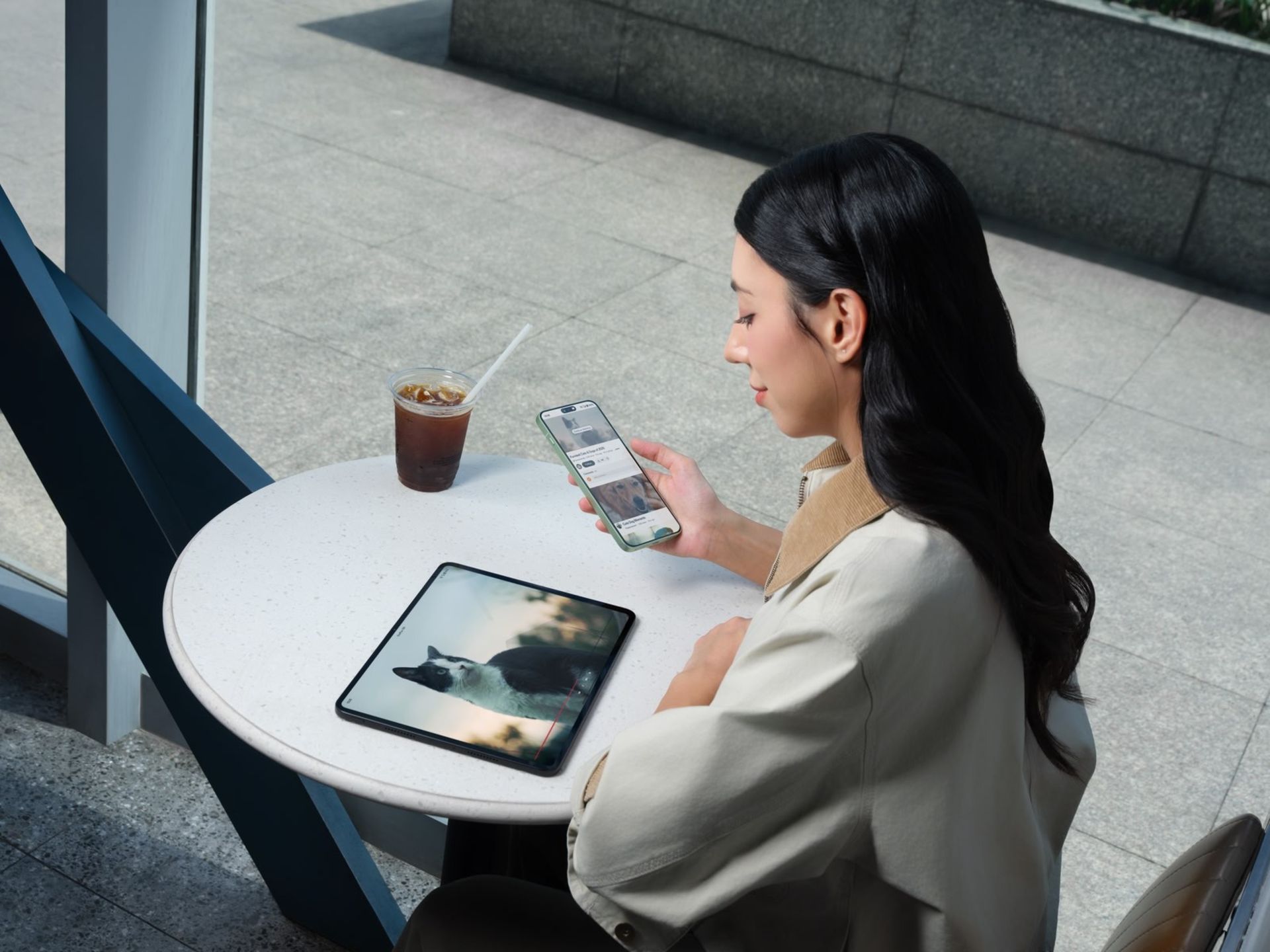 یک زن پشت میز در حال کار با تبلت وان‌پلاس پد گو ۲