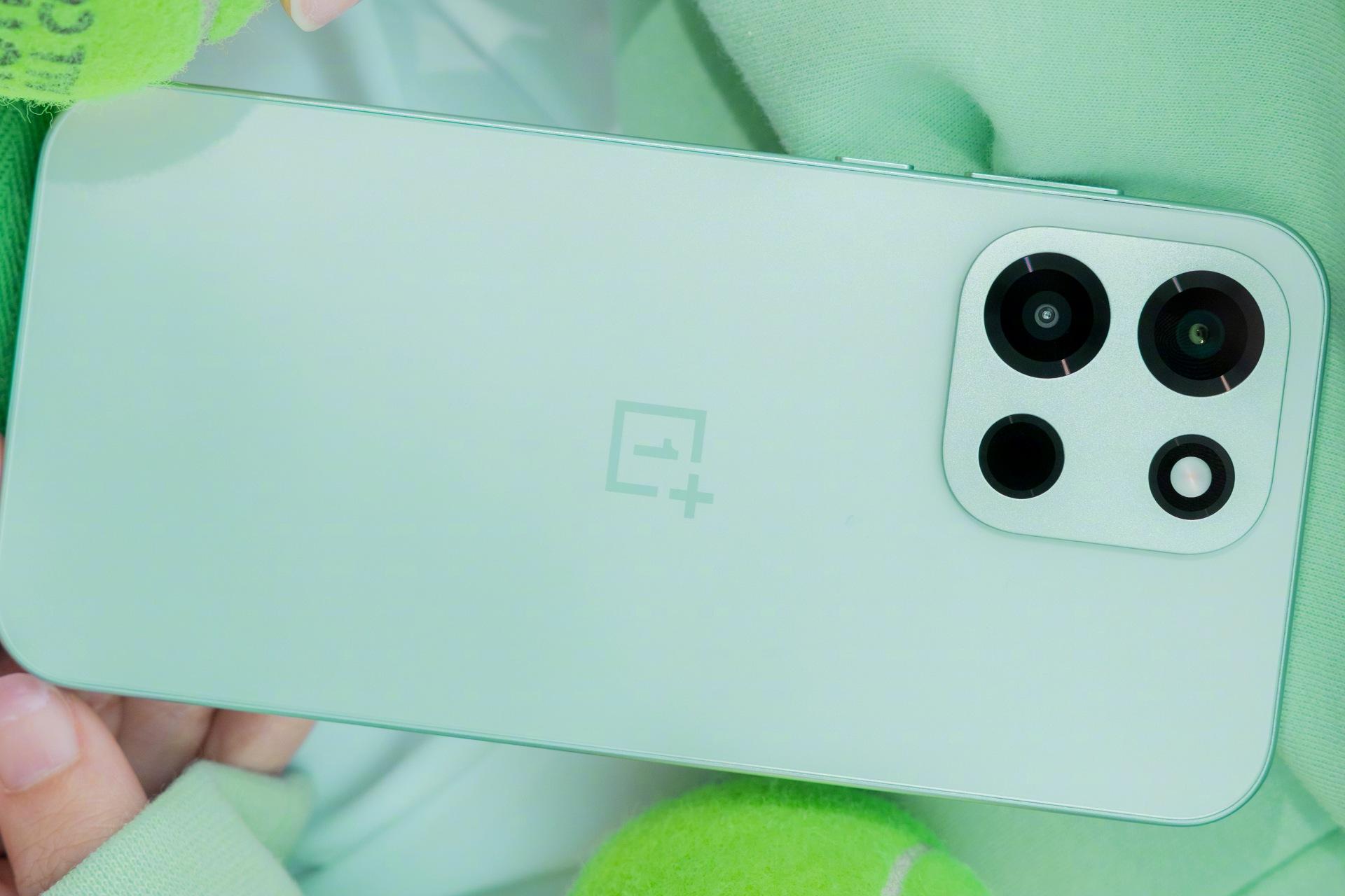 گوشی وان‌پلاس توربو ۶ به‌صورت افقی