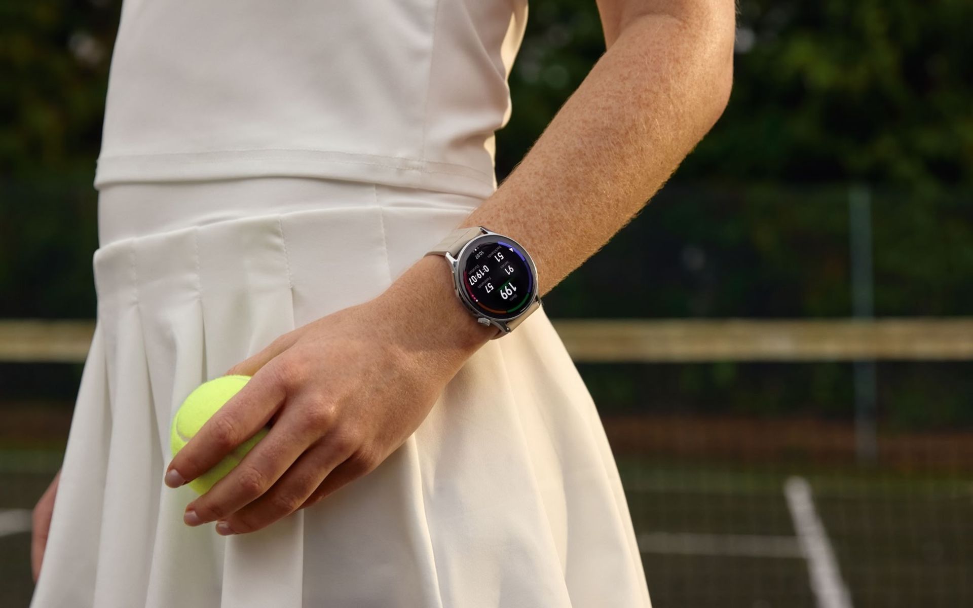 نمای جلو ساعت هوشمند وان‌پلاس واچ لایت روی مچ دست نمای نزدیک