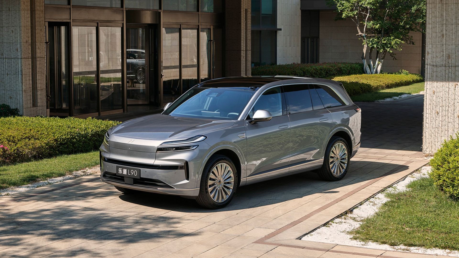 نمای سه‌چهارم جلو خودرو نیو L90