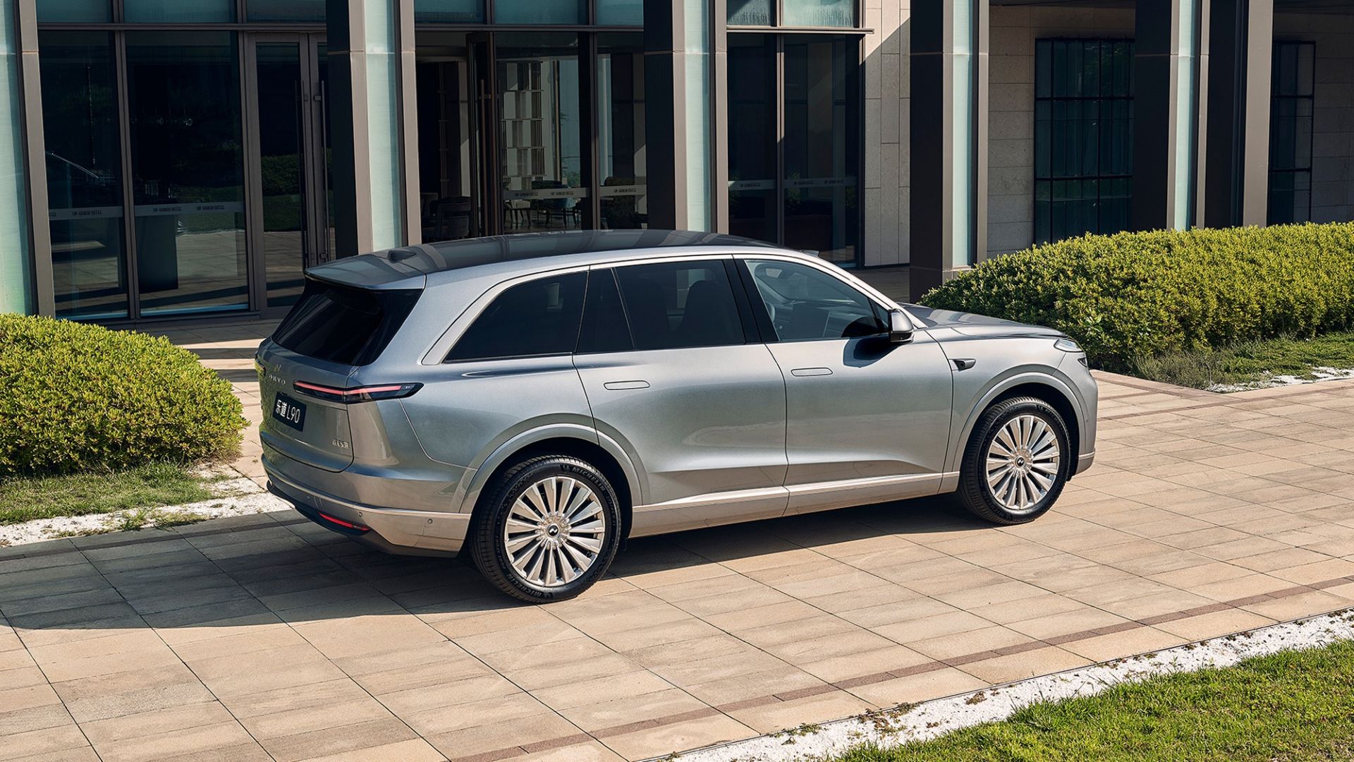 نمای سه‌چهارم عقب خودرو نیو L90