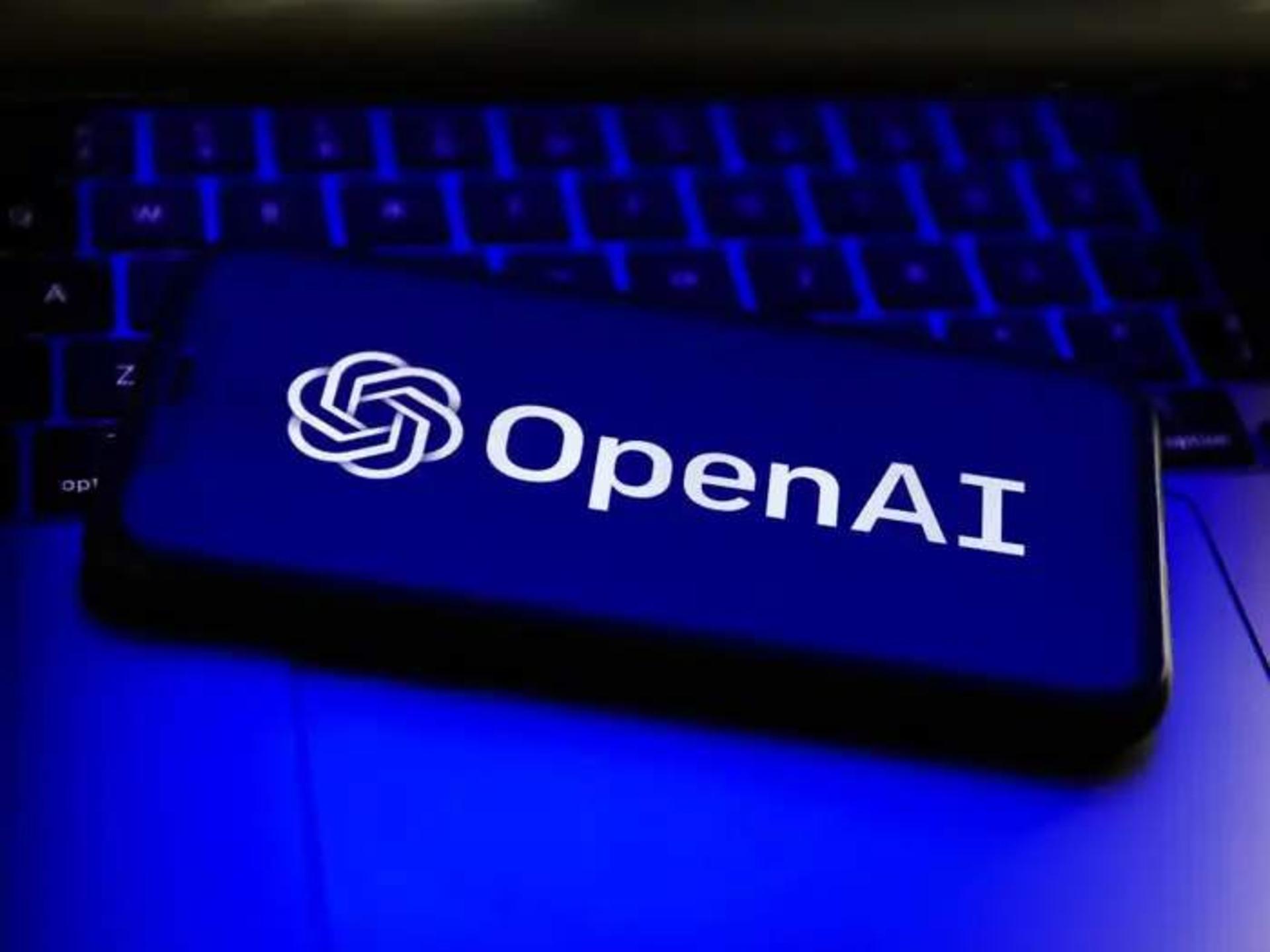 لوگو open ai روی صفحه گوشی