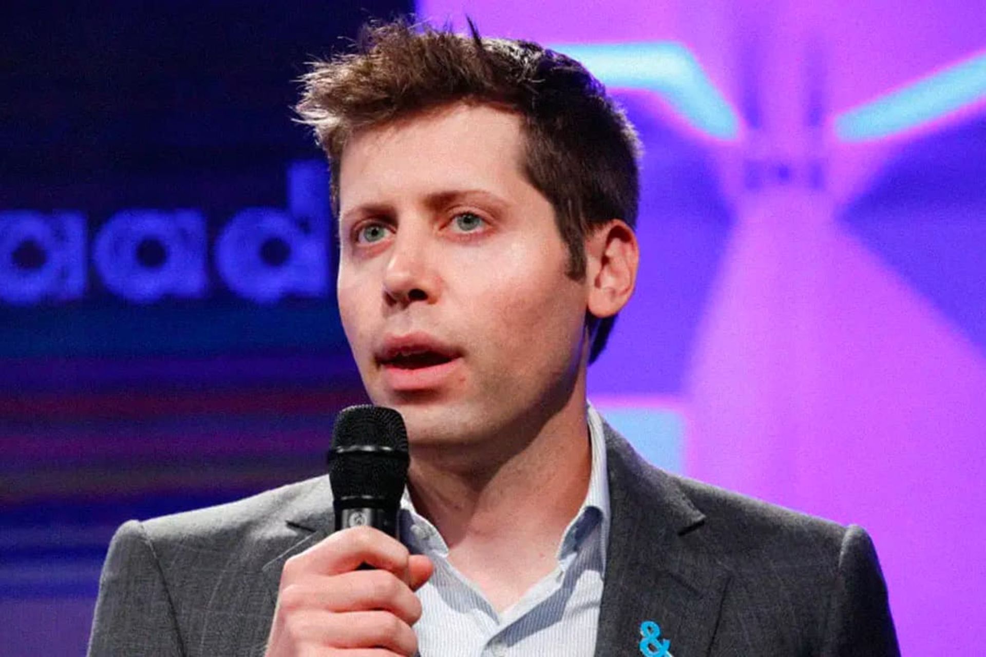 سم آلتمن / Sam Altman مدیرعامل OpenAI با میکروفون