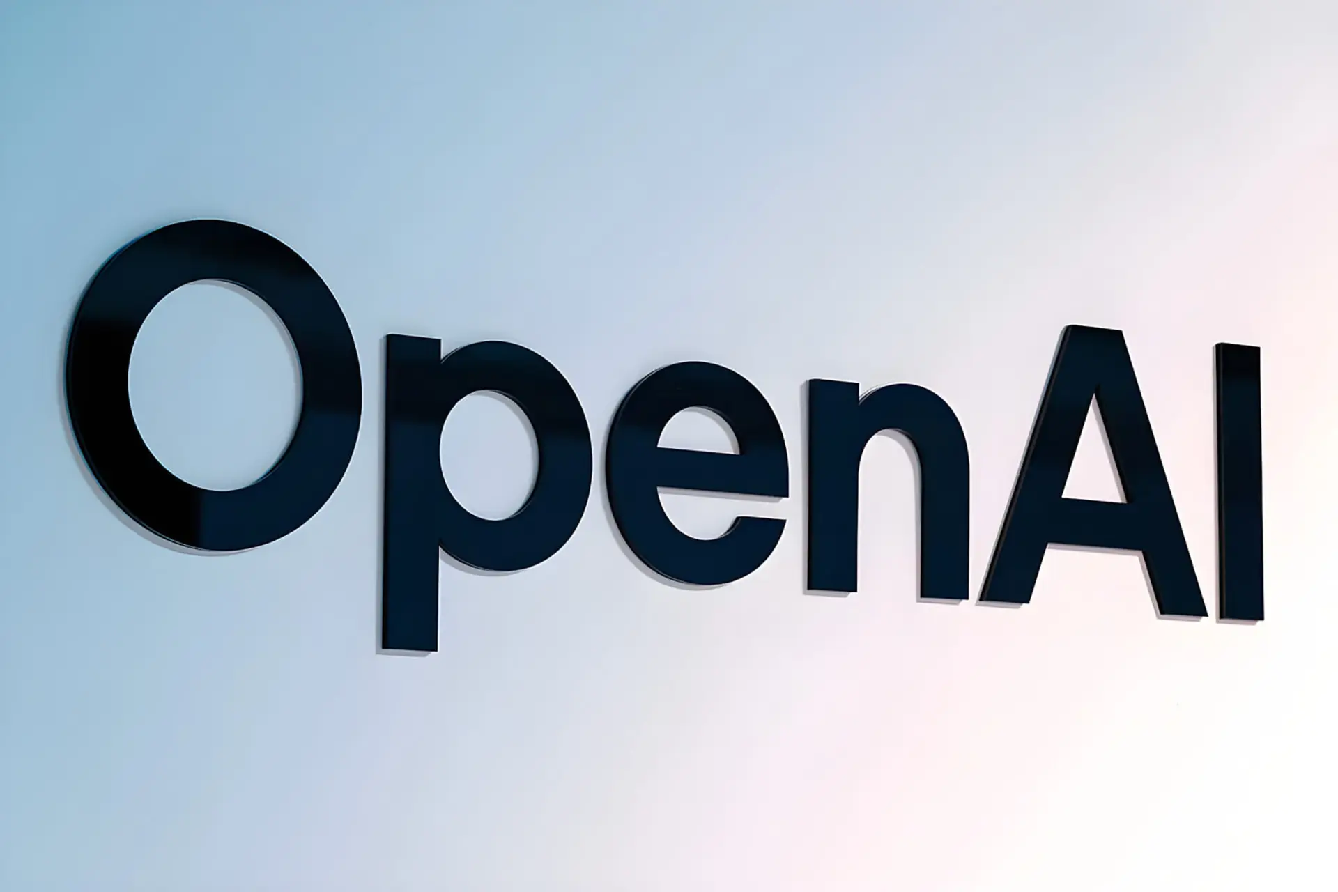 لوگوی سیاه رنگ شرکت OpenAI روی پس‌زمینه روشن