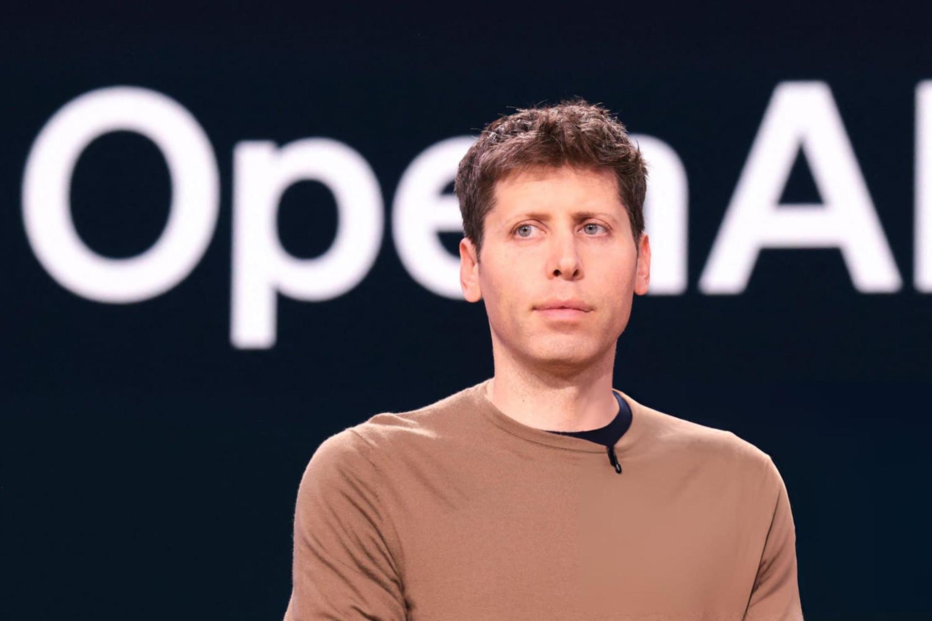 سم آلتمن / Sam Altman مدیرعامل در جلو لوگو OpenAI