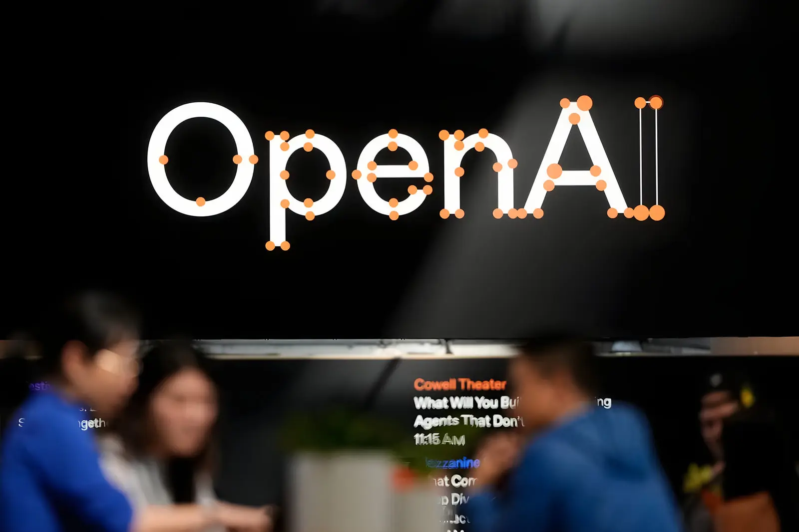 لوگوی شرکت OpenAI (OpenAI) با نقاط نارنجی روی پس‌زمینه سیاه