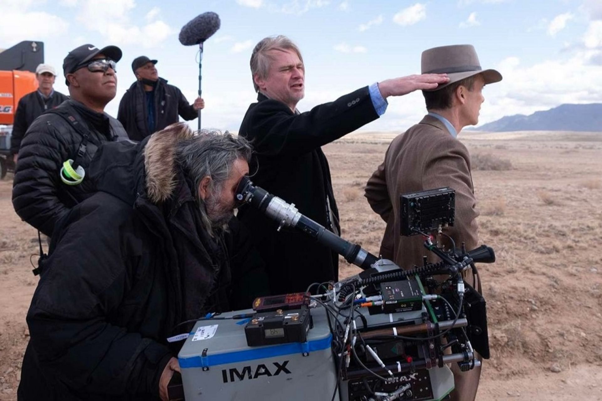 کریستوفر نولان در پشت صحنه فیلم اوپنهایمر کنار دوربین IMAX