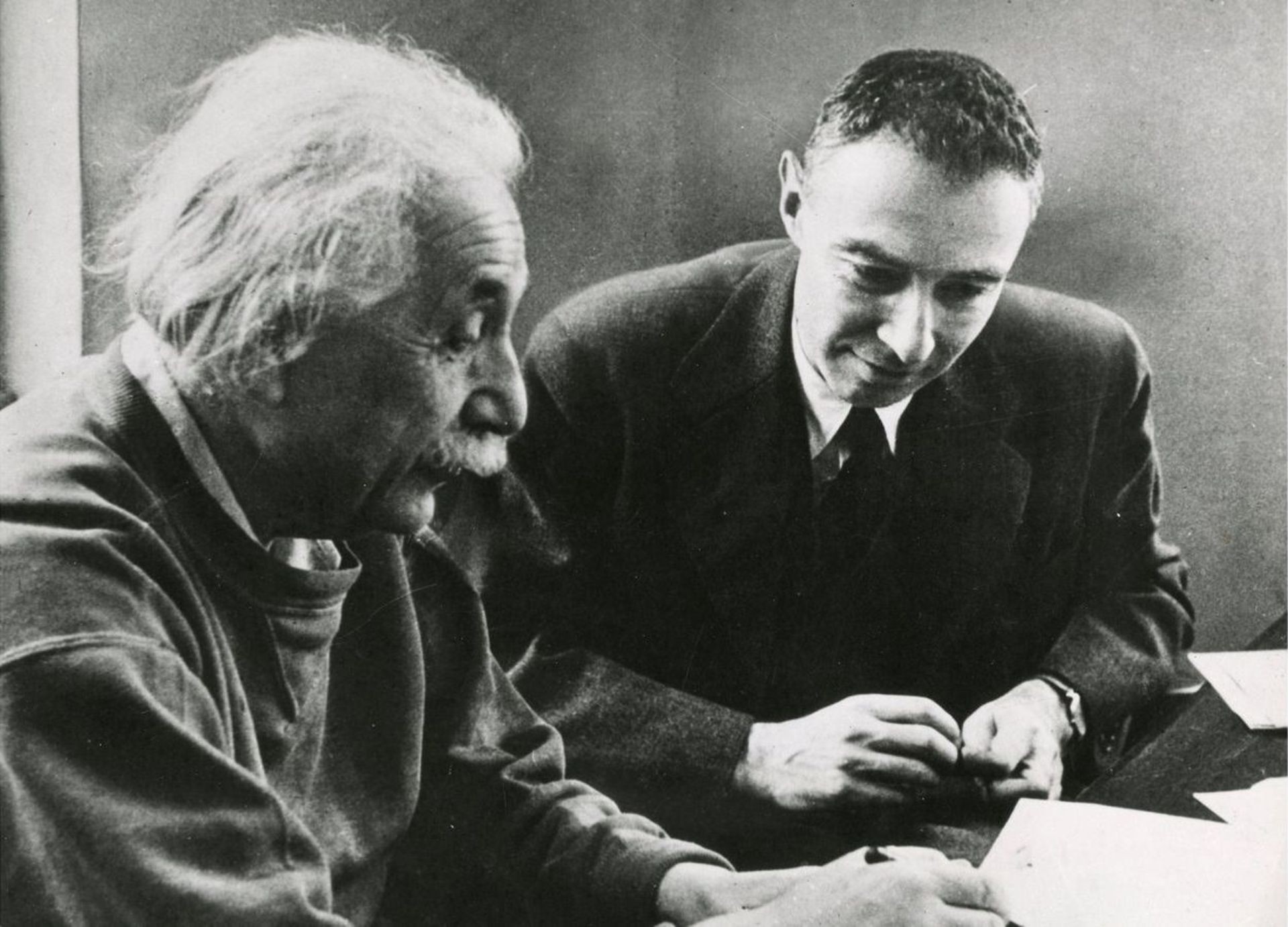 رابرت اوپنهایمر در کنار آلبرت انیشتین