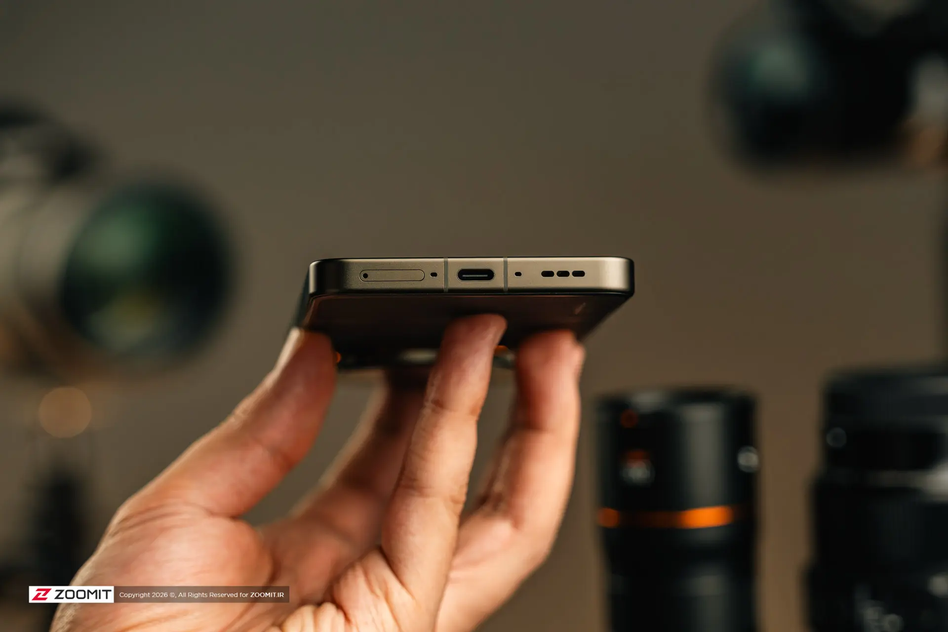 پورت‌ها و درگاه‌های گوشی اوپو فایند X9 اولترا (Oppo Find X9 Ultra) در دست