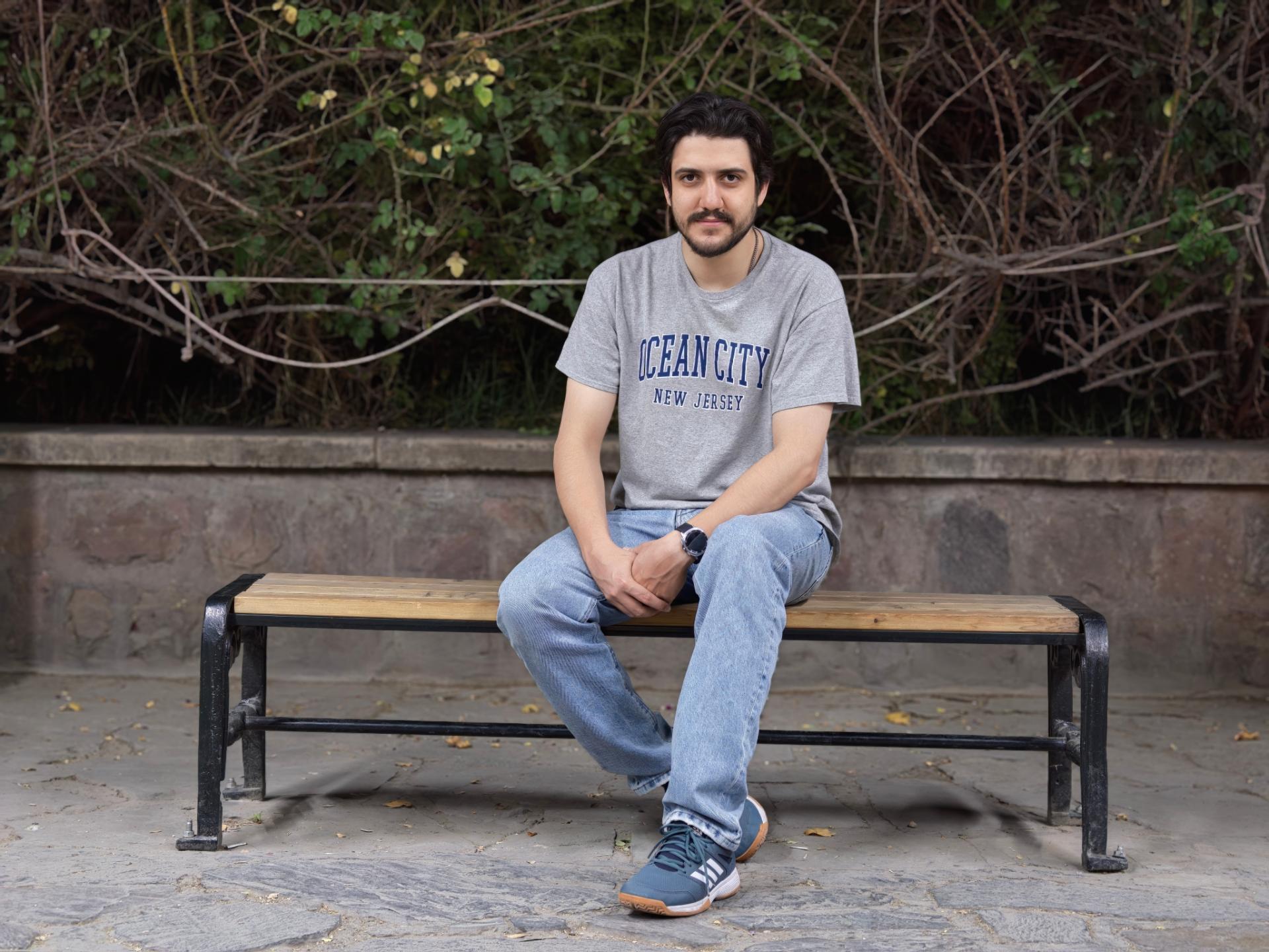 مردی نشسته روی نیمکت پارک - ۳