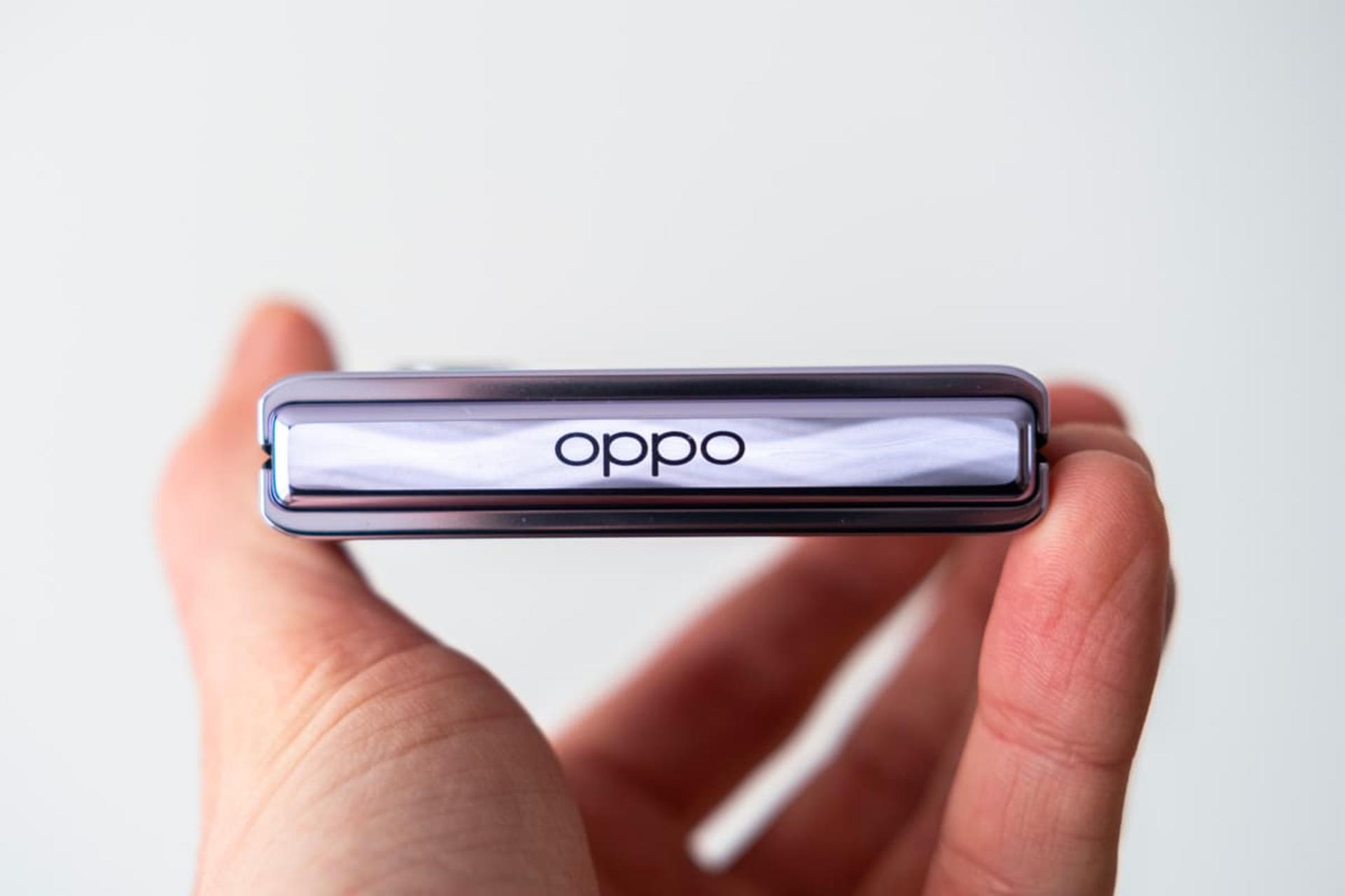 لوگو اوپو / Oppo / اپو روی موبایل در دست