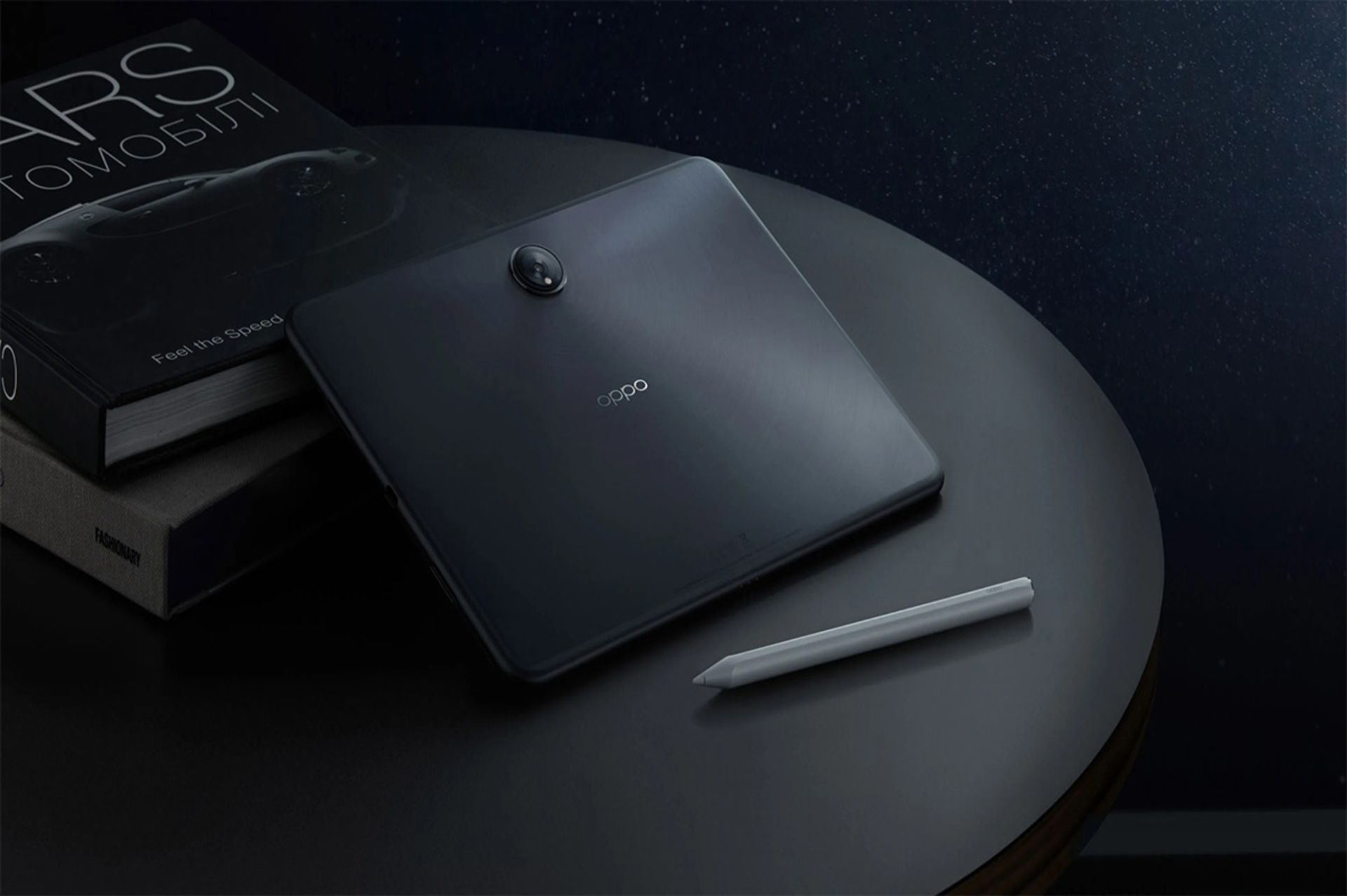 پد ایر ۲ در کنار قلم لمسی تبلت روی میز