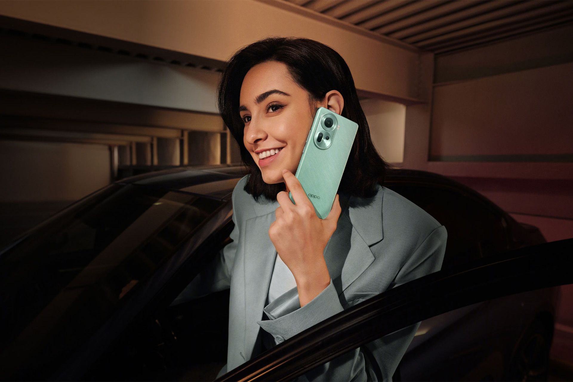 شخصی درحال مکالمه با گوشی اوپو رینو ۱۱