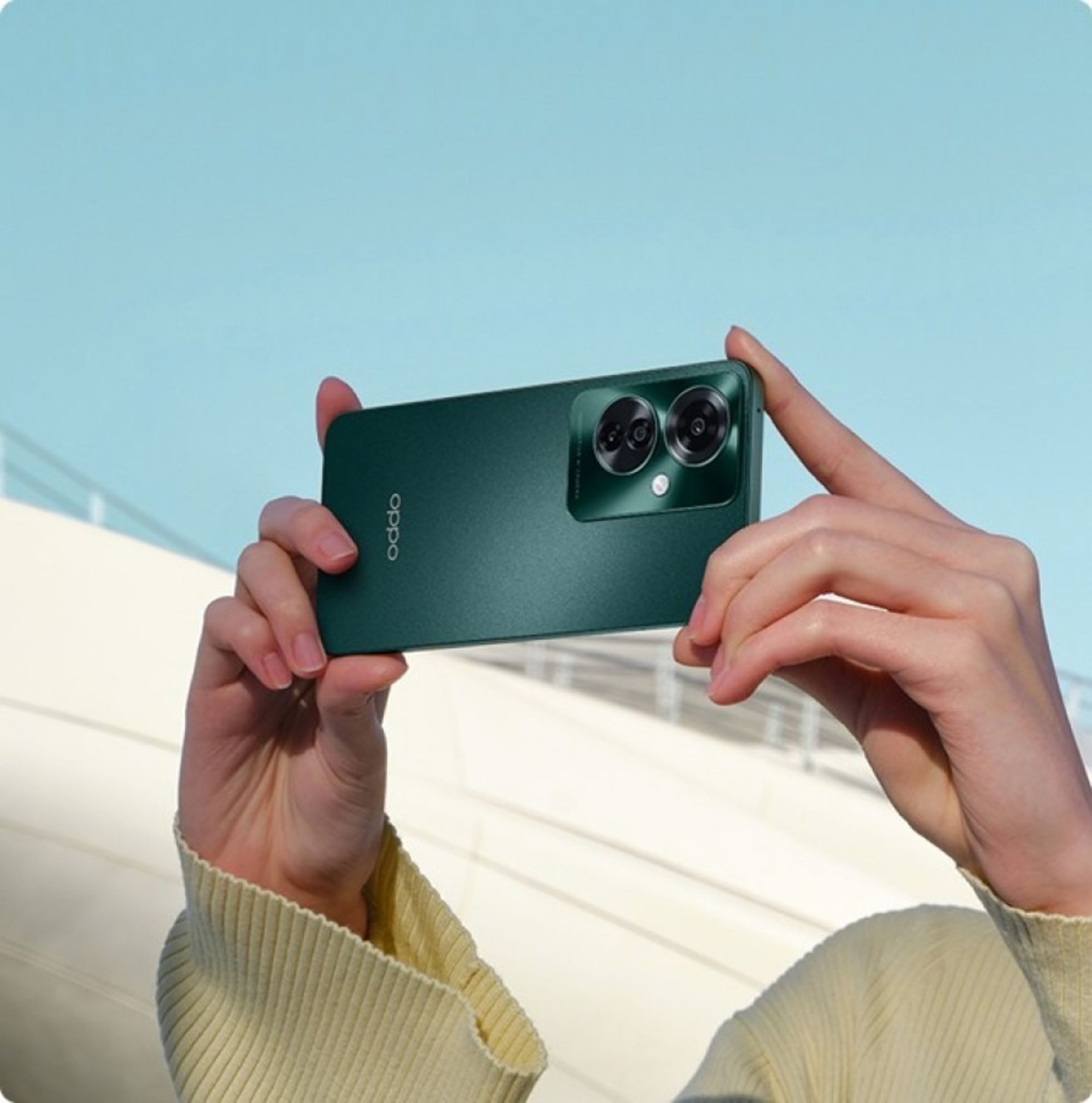 شخصی درحال عکاسی با گوشی اوپو رینو 11F در رنگ سبز