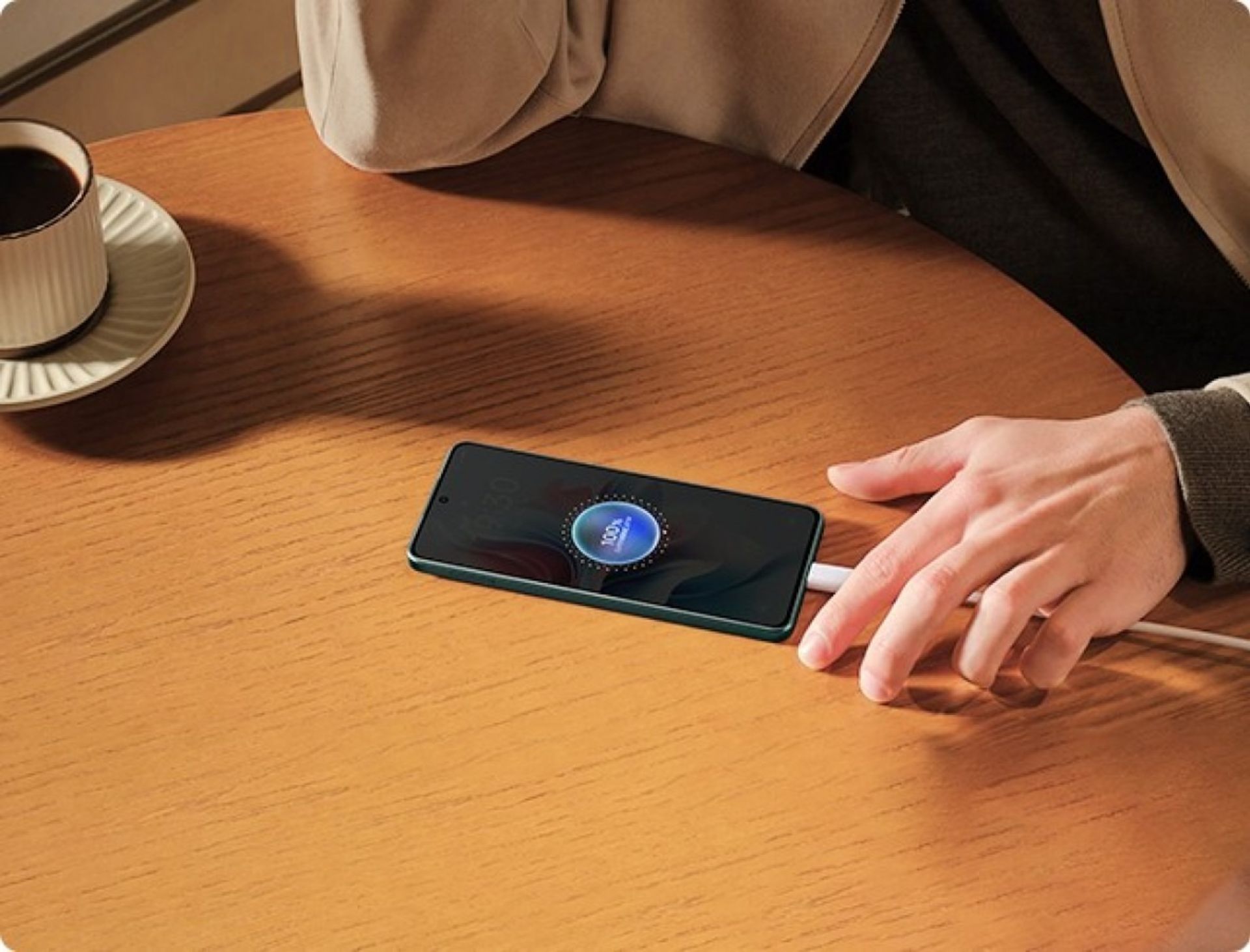 گوشی اوپو رینو 11F درحال شارژ روی میز