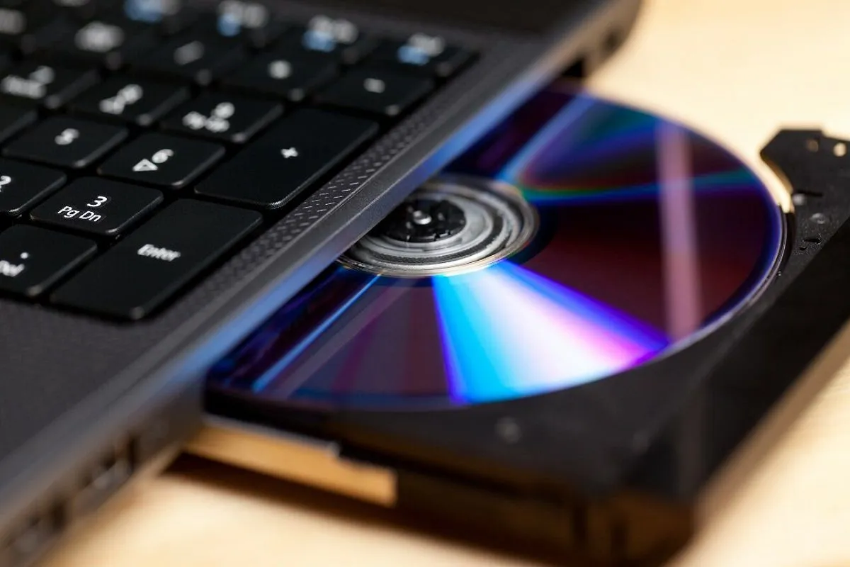 درایو نوری لپ تاپ با یک دی وی دی در آن