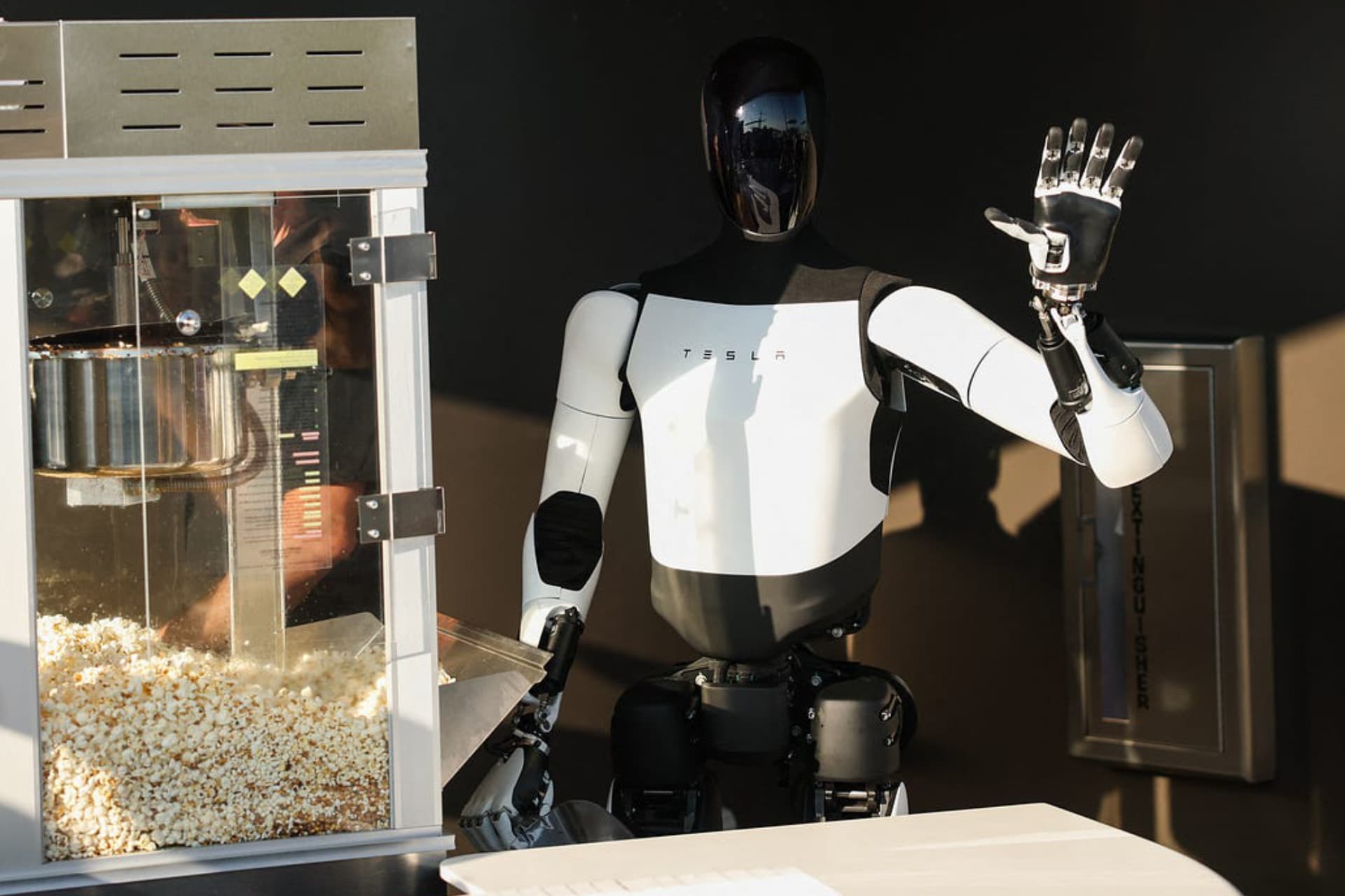 ربات تسلا پاپ‌کورن سرو می‌کند؛ آیا برای آینده‌ای که ایلان ماسک می‌سازد آماده‌ایم؟