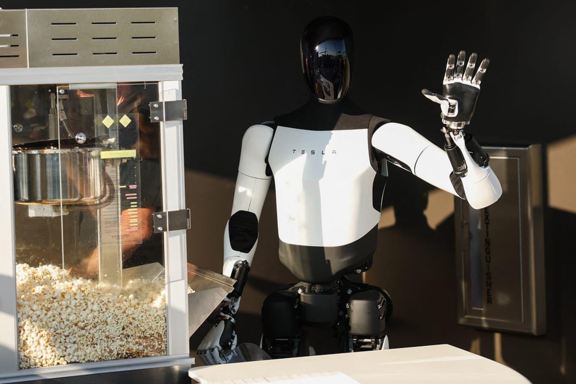 ربات اپتیموس در حال سرو پاپ‌کورن