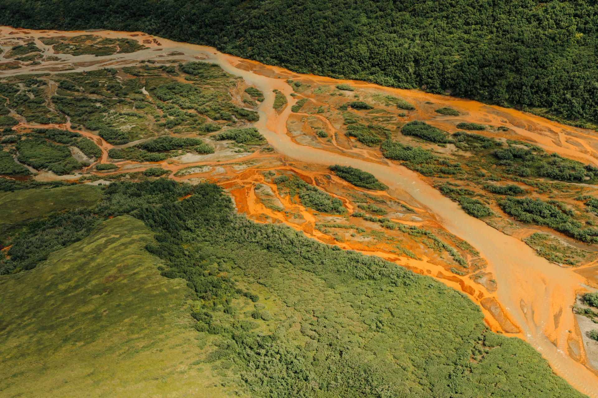 رودخانه سالمون در آلاسکا اکنون به لطف آلاینده‌های فلزی آزاد شده در اثر ذوب شدن خاک منجمد، به رنگ نارنجی زنگ‌زده درآمده است.