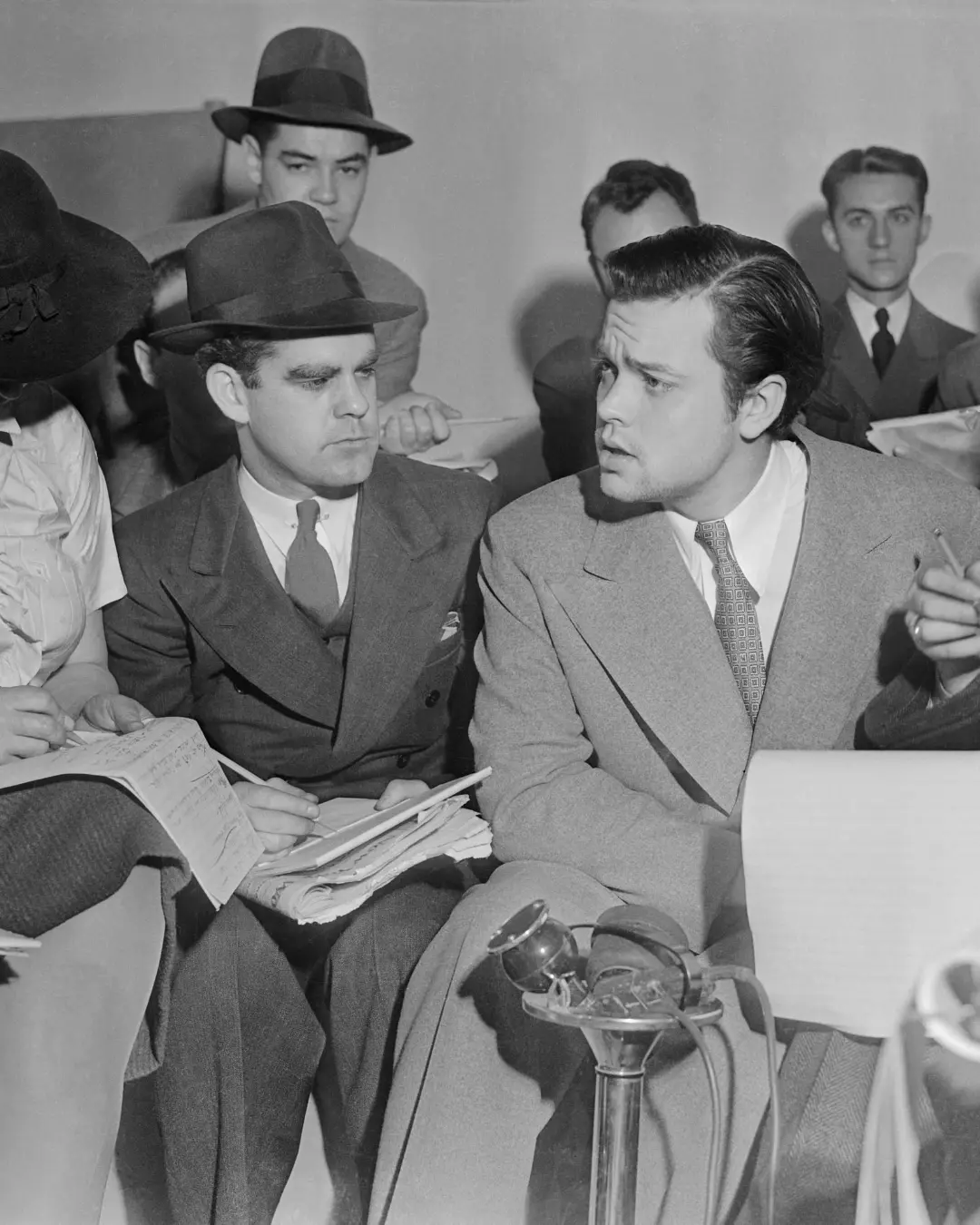 اورسن ولز (Orson Welles) در حال گفت‌و‌گو با خبرنگاران در نشست خبری مربوط به پخش رادیویی جنگ دنیاها