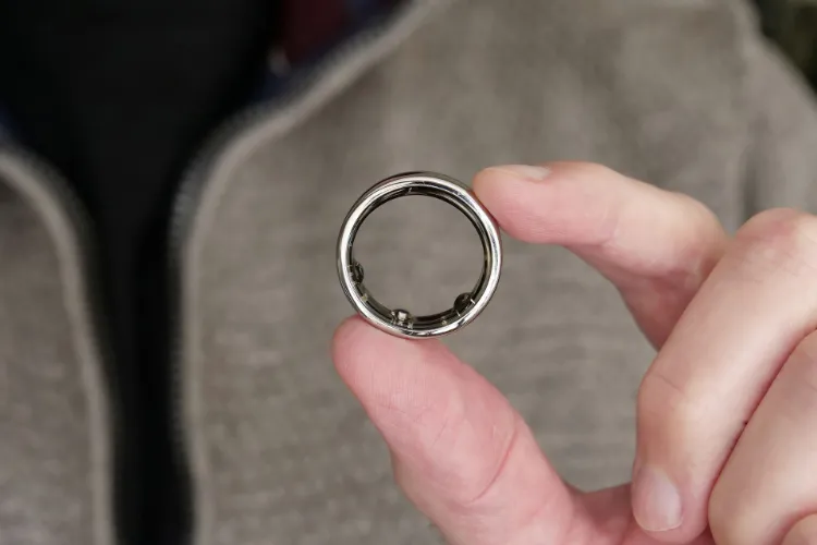 حلقه ی هوشمند در دست یک شخص