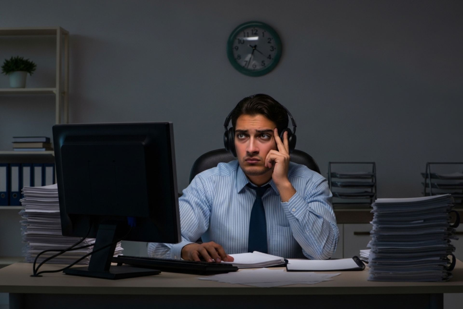 کارمند خسته در دفتر کار با حس فرسودگی شغلی
