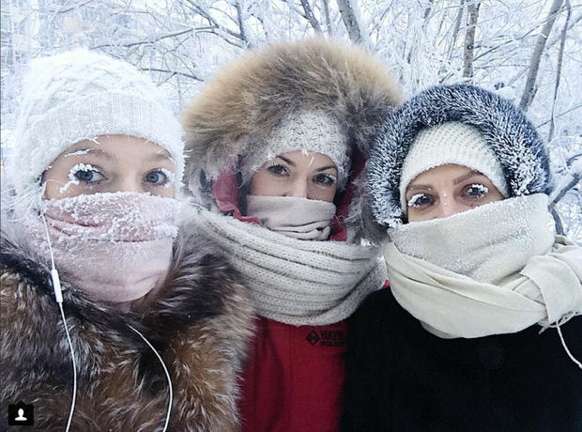 یخ زدگی مژه و ابروها سه زن در سرمای اویمیاکن