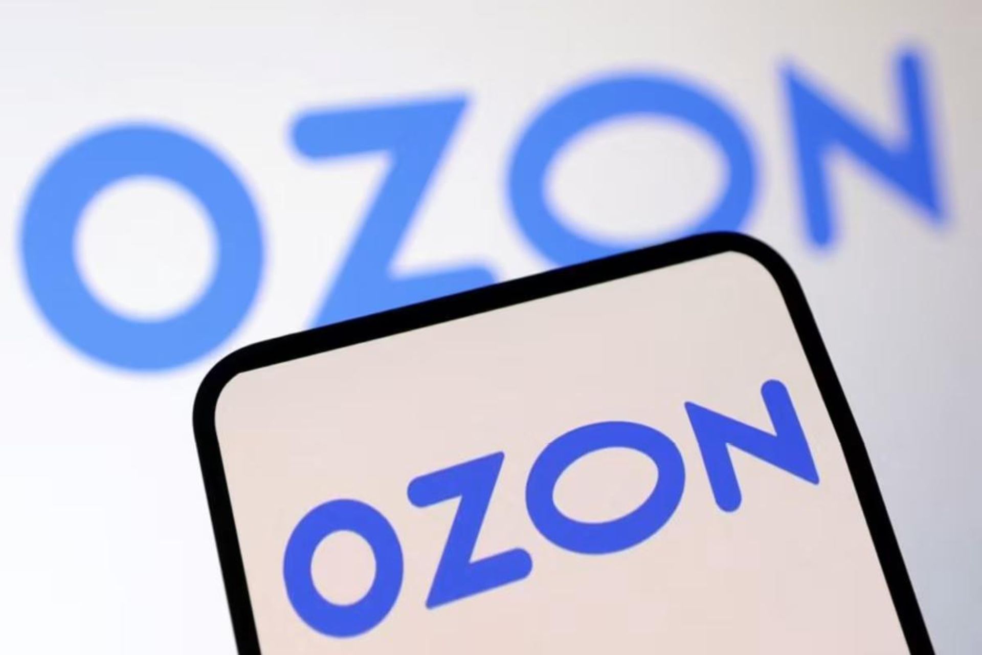 لوگو شرکت اوزون روسیه روی گوشی