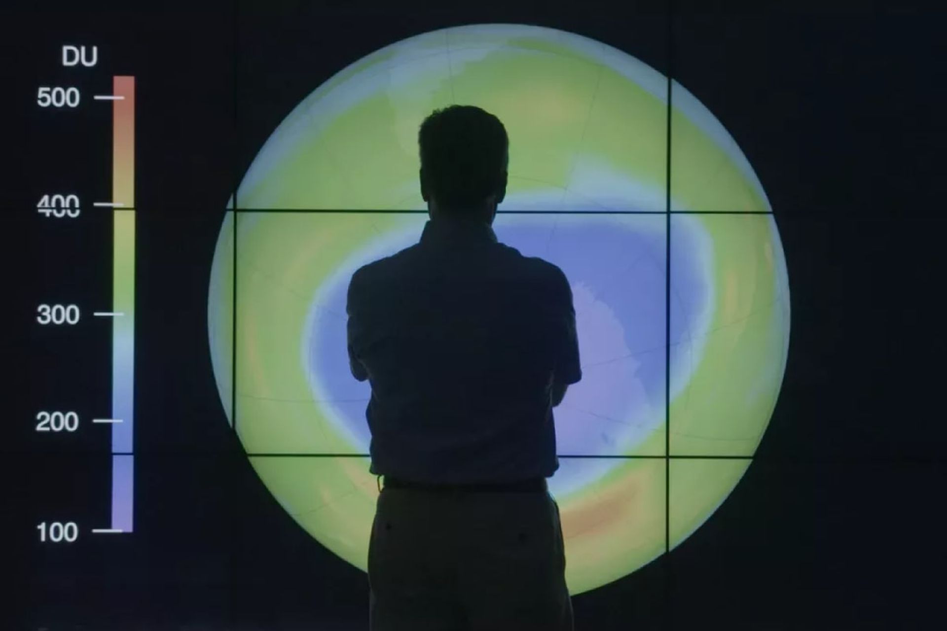 مردی در برابر سوراخ ازون بالای جنوبگان