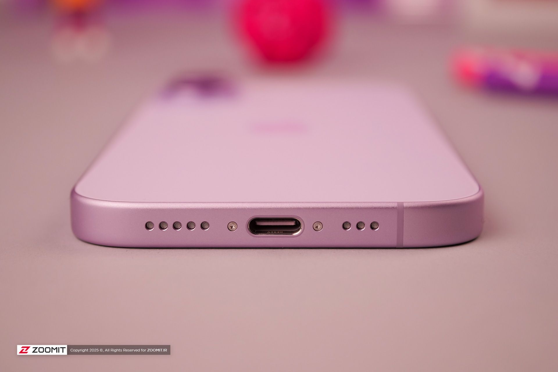 آیفون ۱۷ بنفش روی میز 