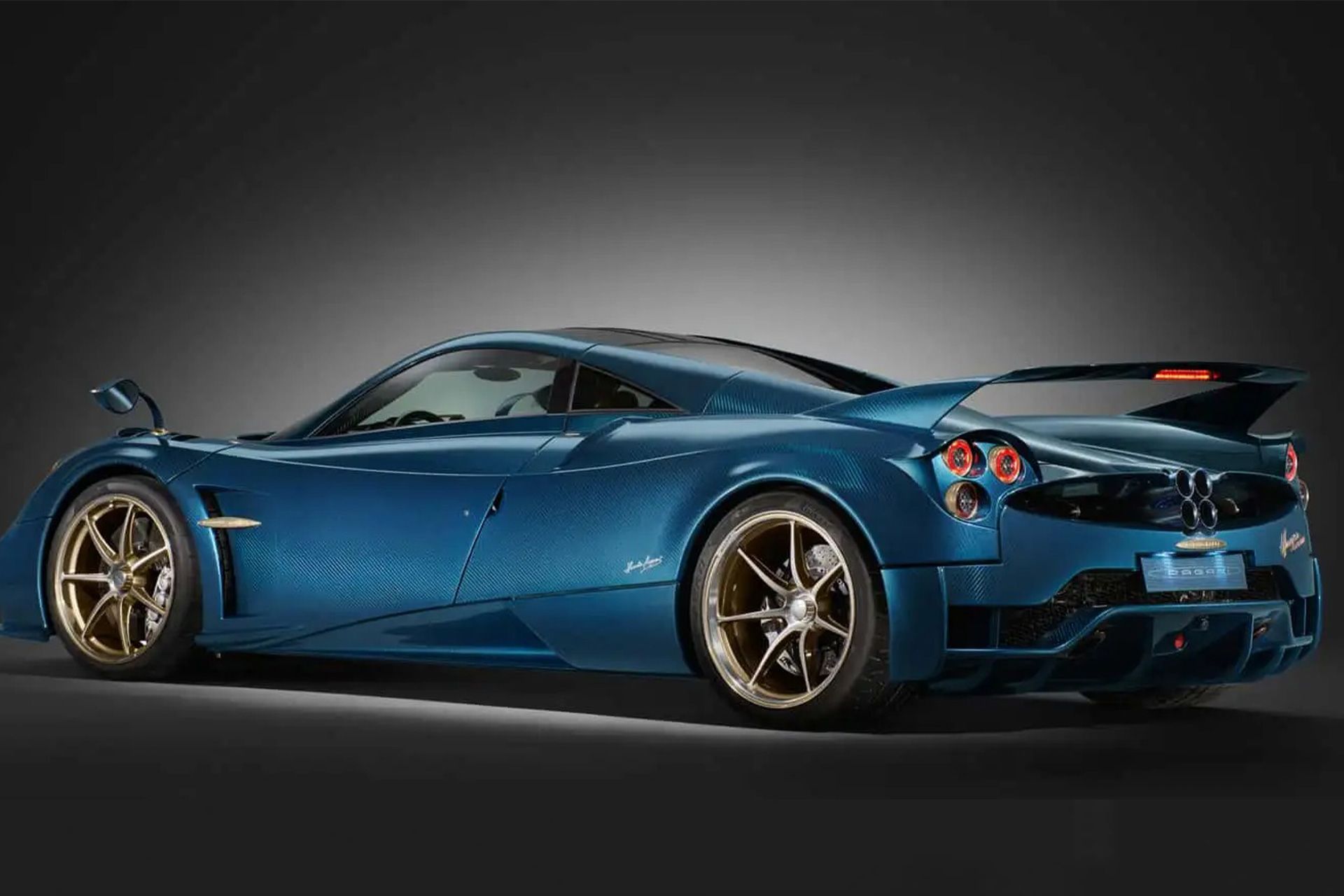 نمای سه‌چهارم عقب خودرو پاگانی هوایرا اپیتوم