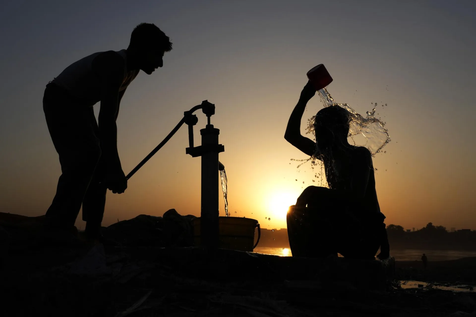 جوانان پاکستانی در روزی گرم در لاهور خود را خنک می‌کنند