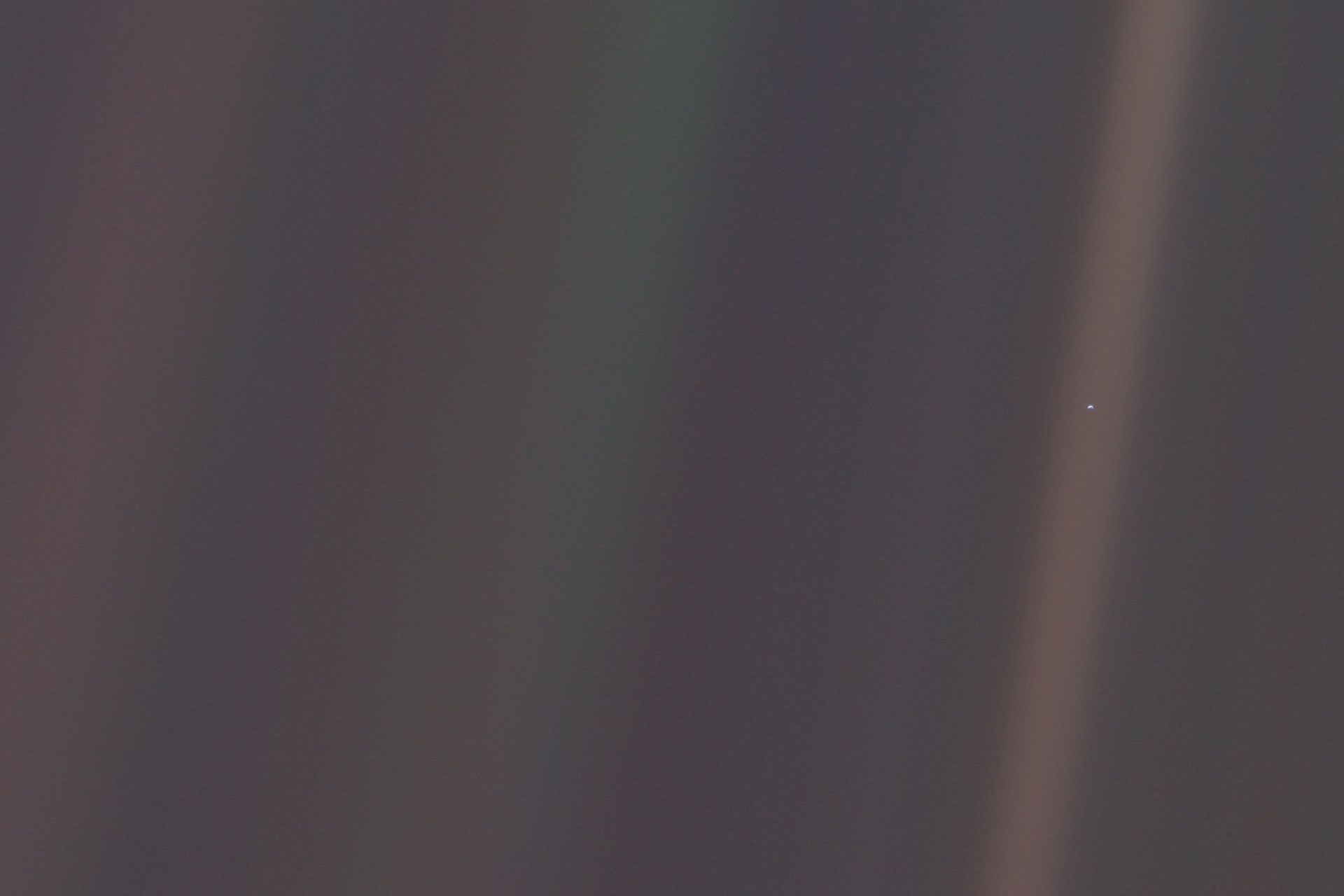 نقطه آبی کمرنگ