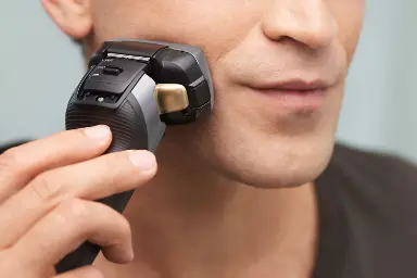ماشین اصلاح و ریش تراش پاناسونیک Panasonic ES-LV69 در حال اصلاح صورت