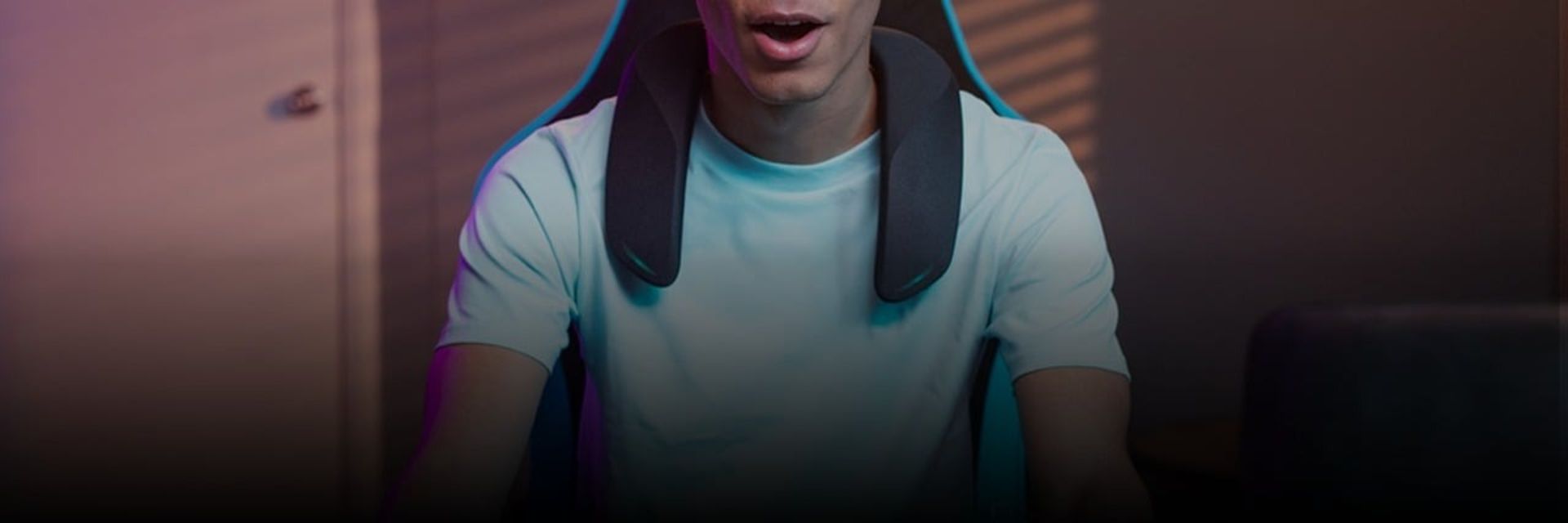 هدفون گردنی پاناسونیک روی گردن یک پسر جوان