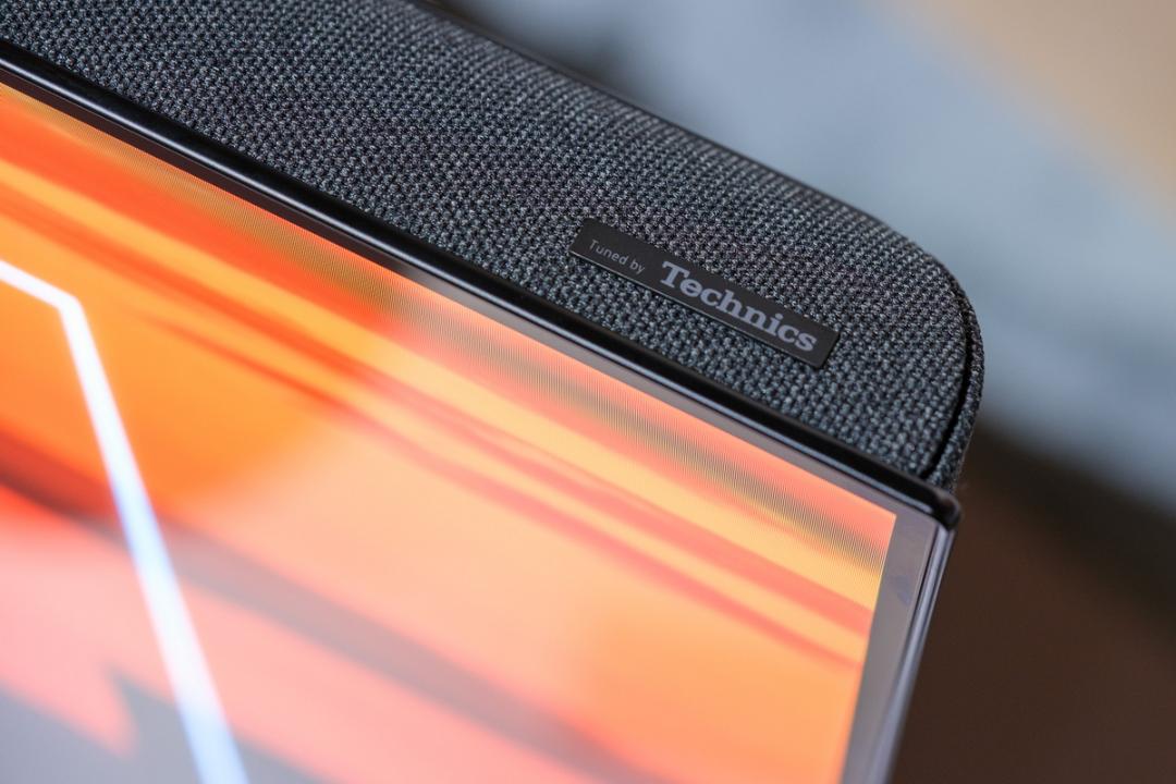گوشه تلویزیون پاناسونیک Z95B با آرم Technics 