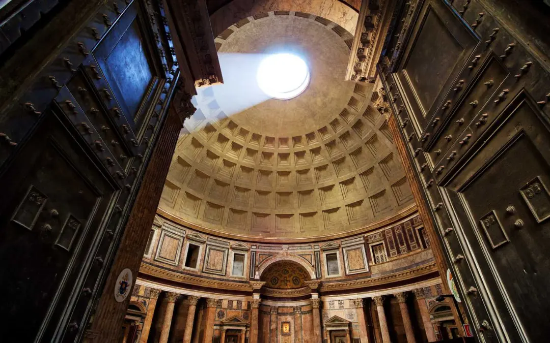 گنبد بتنی پانتئون (Pantheon) با روزنه نور در مرکز سقف