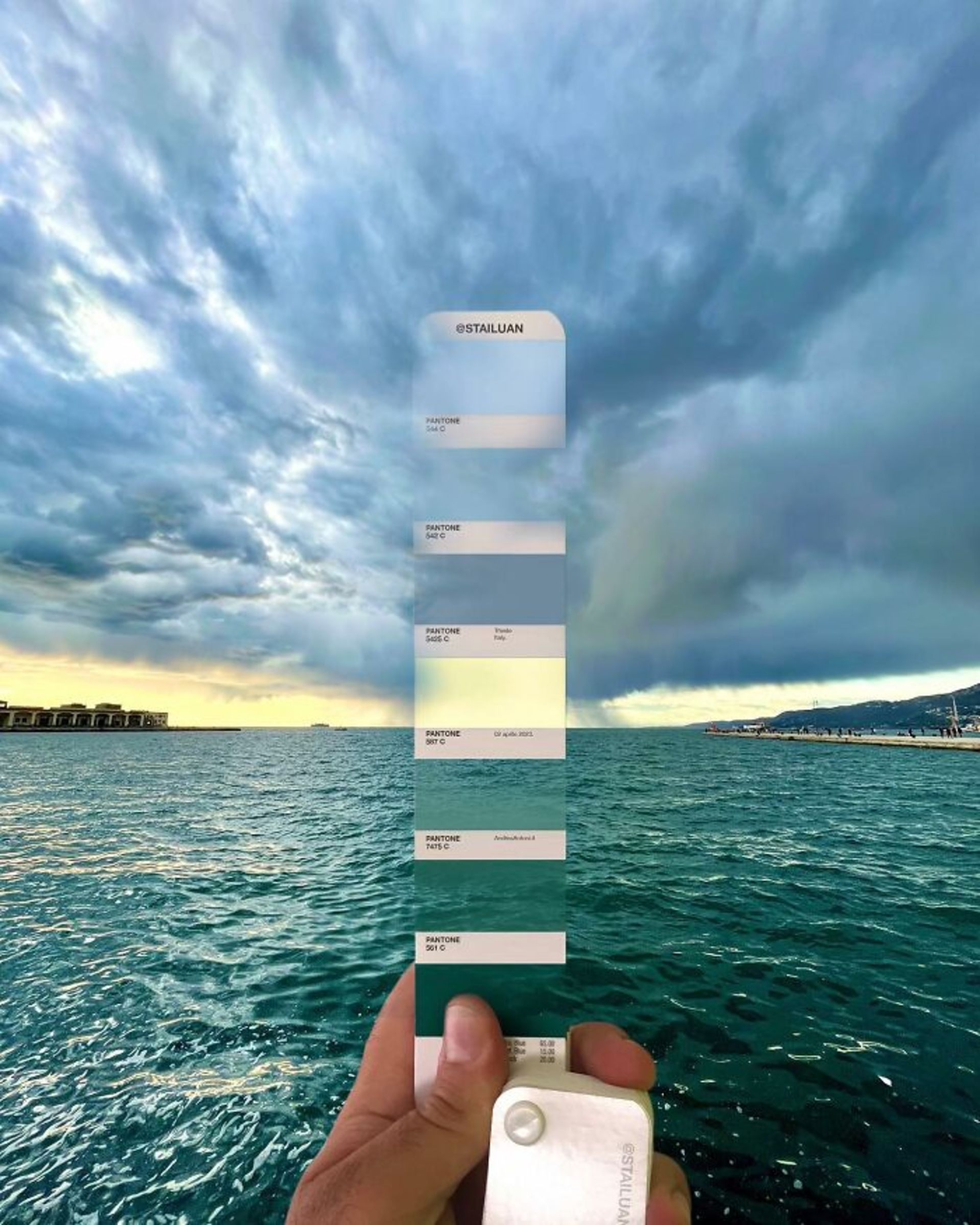 طبیعت و رنگ‌های پنتون دریا آسمان آبی