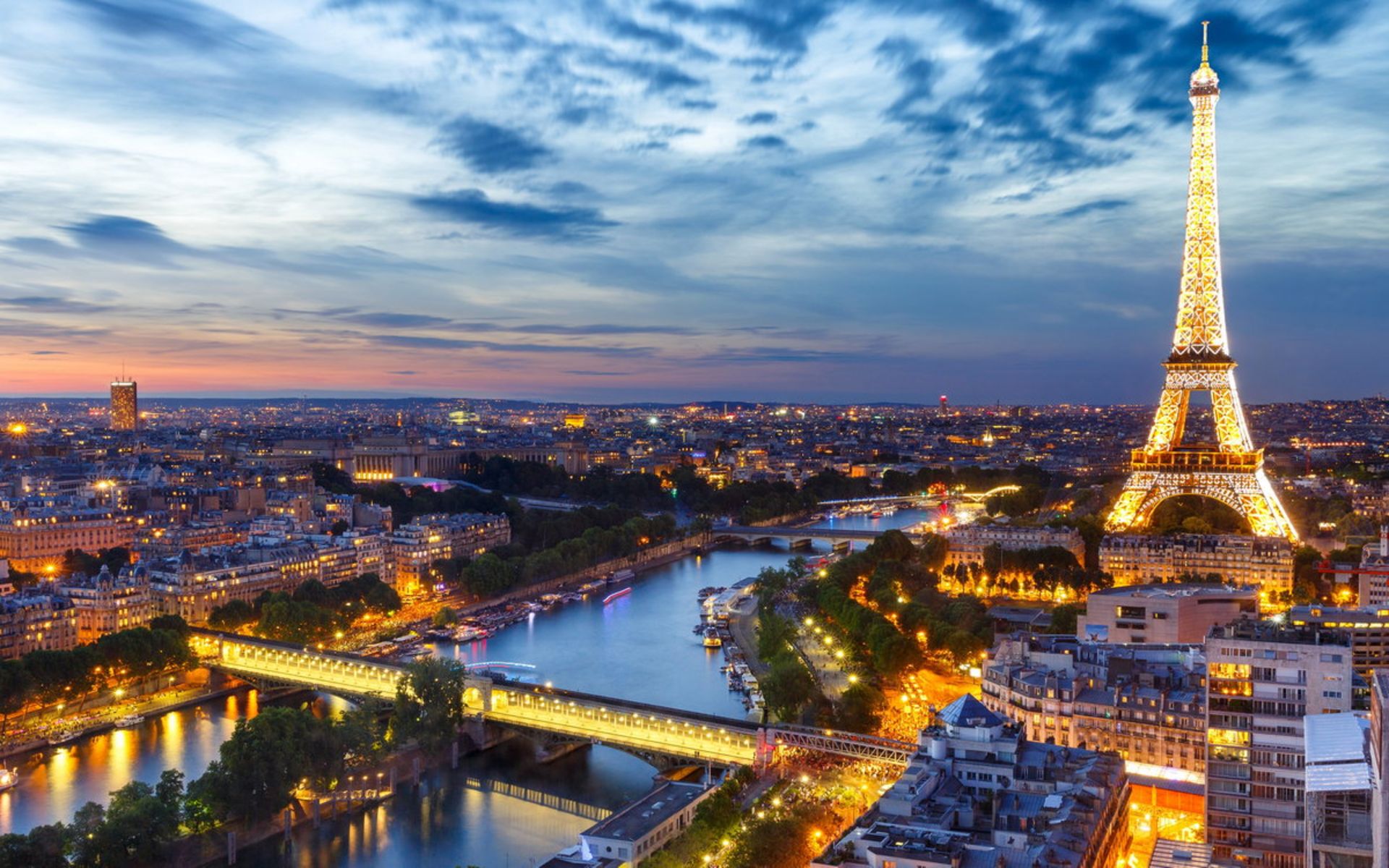 خط افق شهر پاریس برج ایفل با چراغ‌های روشن