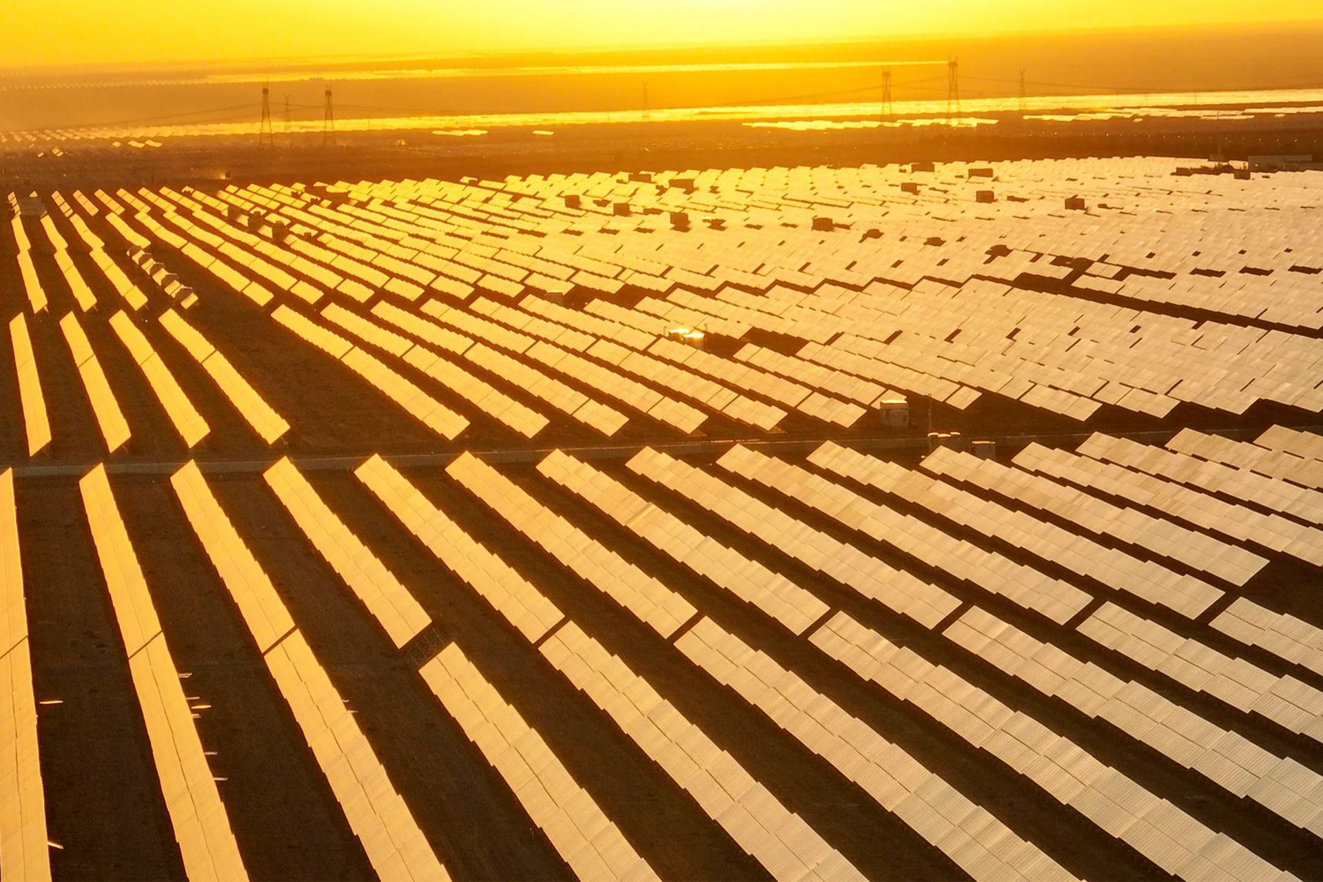 نمایی جزئی از نیروگاه فتوولتائیک شچِنگ‌زی در شهر هامی، شمال‌غرب چین