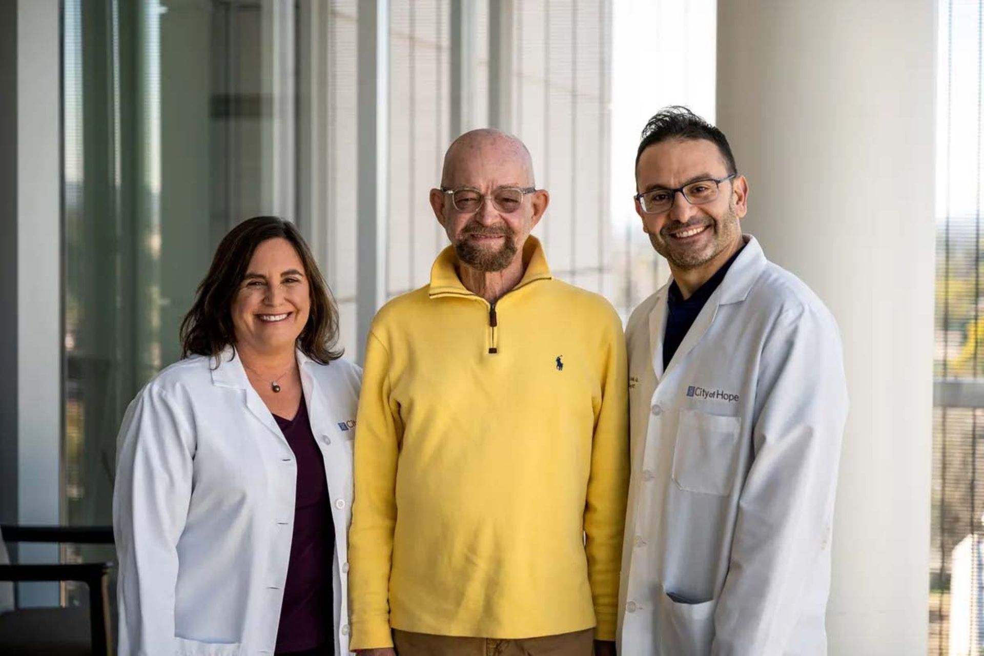 پل ادموندز در کنار پزشکان معالج خود