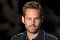 چهره نزدیک پل واکر (Paul Walker) با نگاهی مستقیم به دوربین
