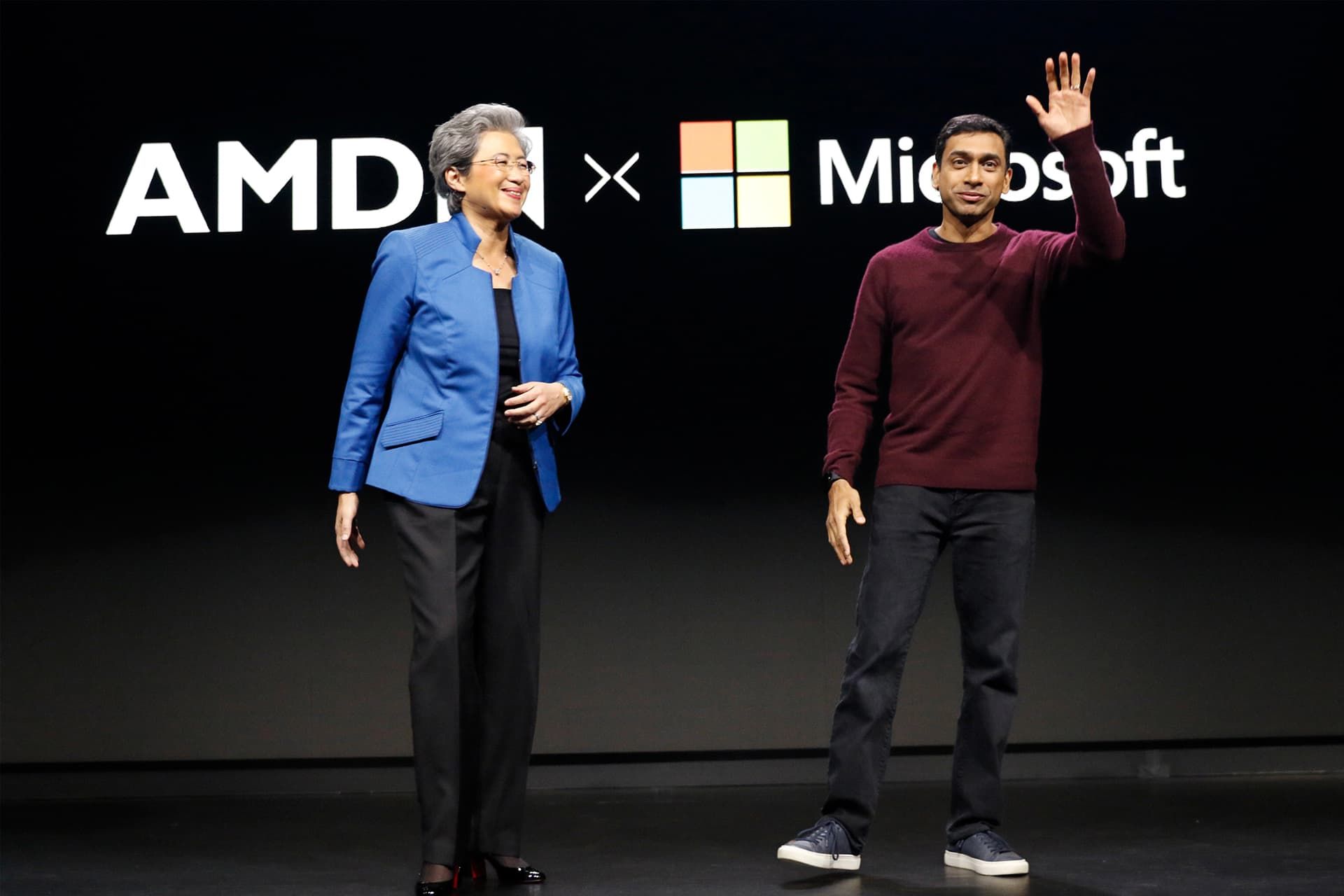 پاوان داوولوری رئیس تیم ویندوز و سرفیس در کنار مدیرعامل AMD
