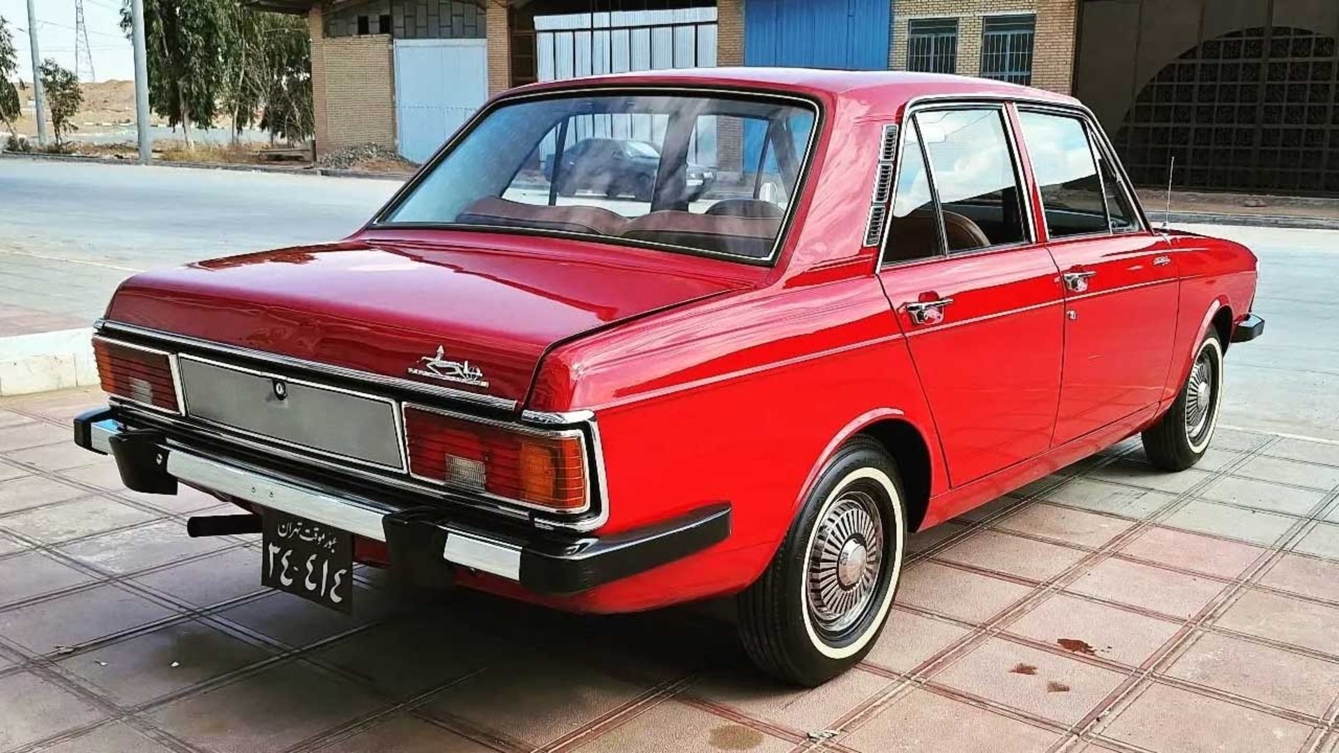 نمای سه‌چهارم عقب خودرو پیکان قرمز