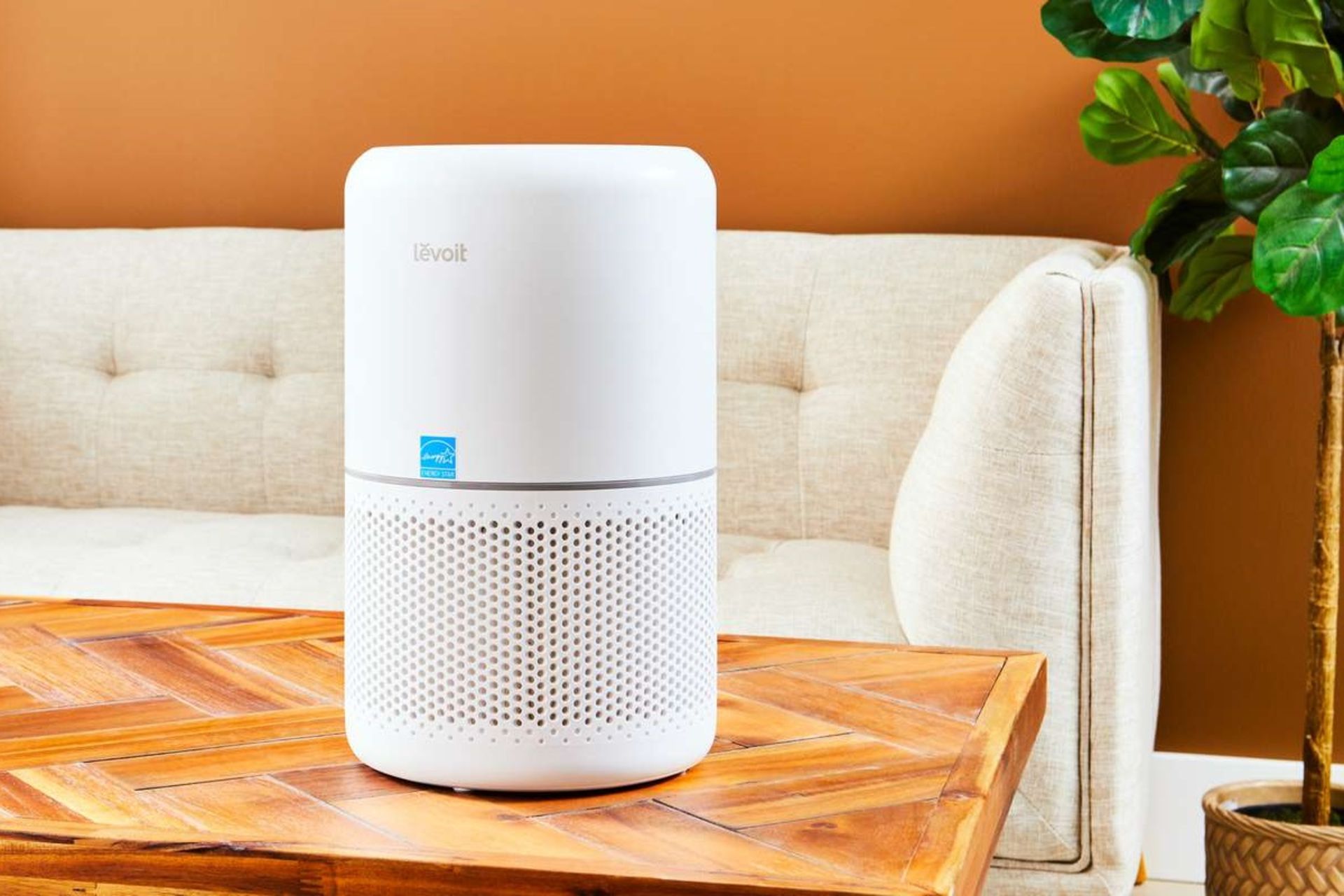 دستگاه تصفیه‌کننده‌ هوا روی میز قرار دارد