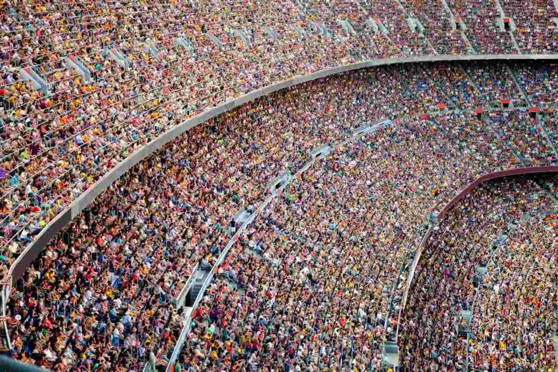 استادیوم پر از جمعیت