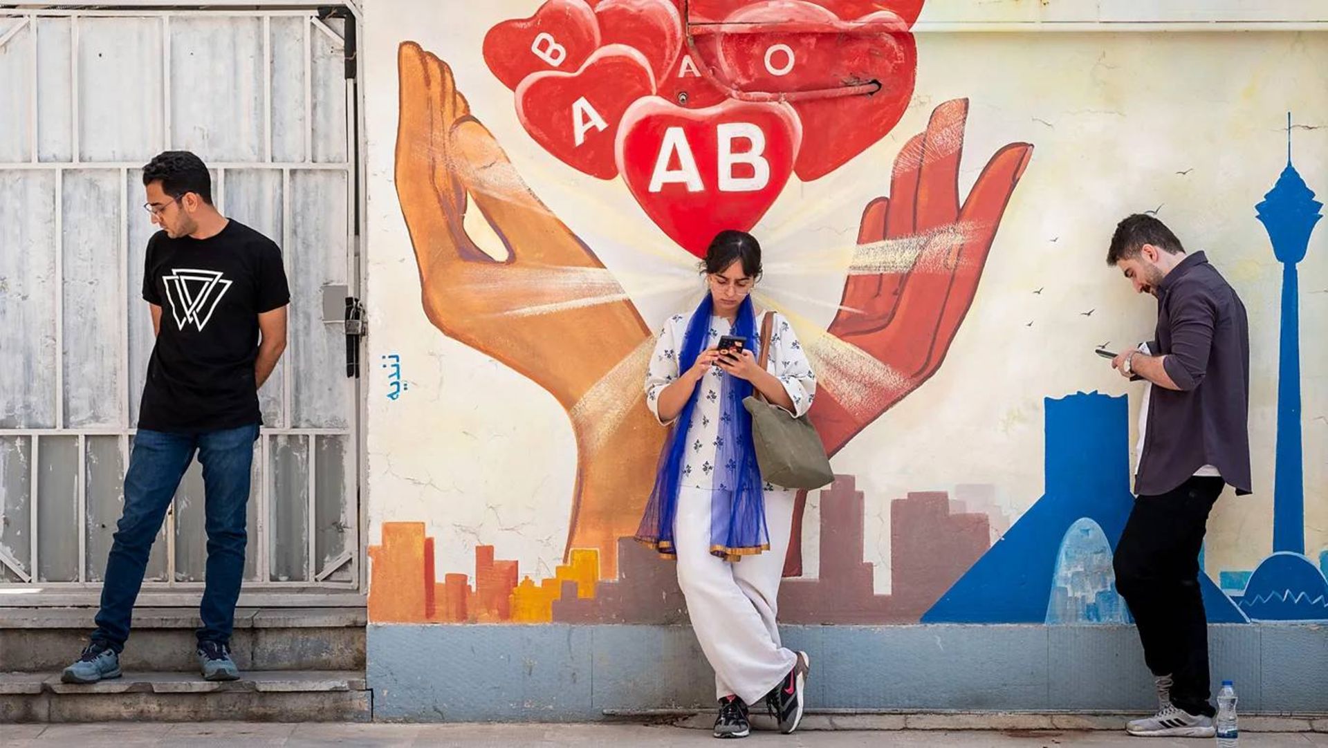 نقاشی گروه های خونی روی دیوار