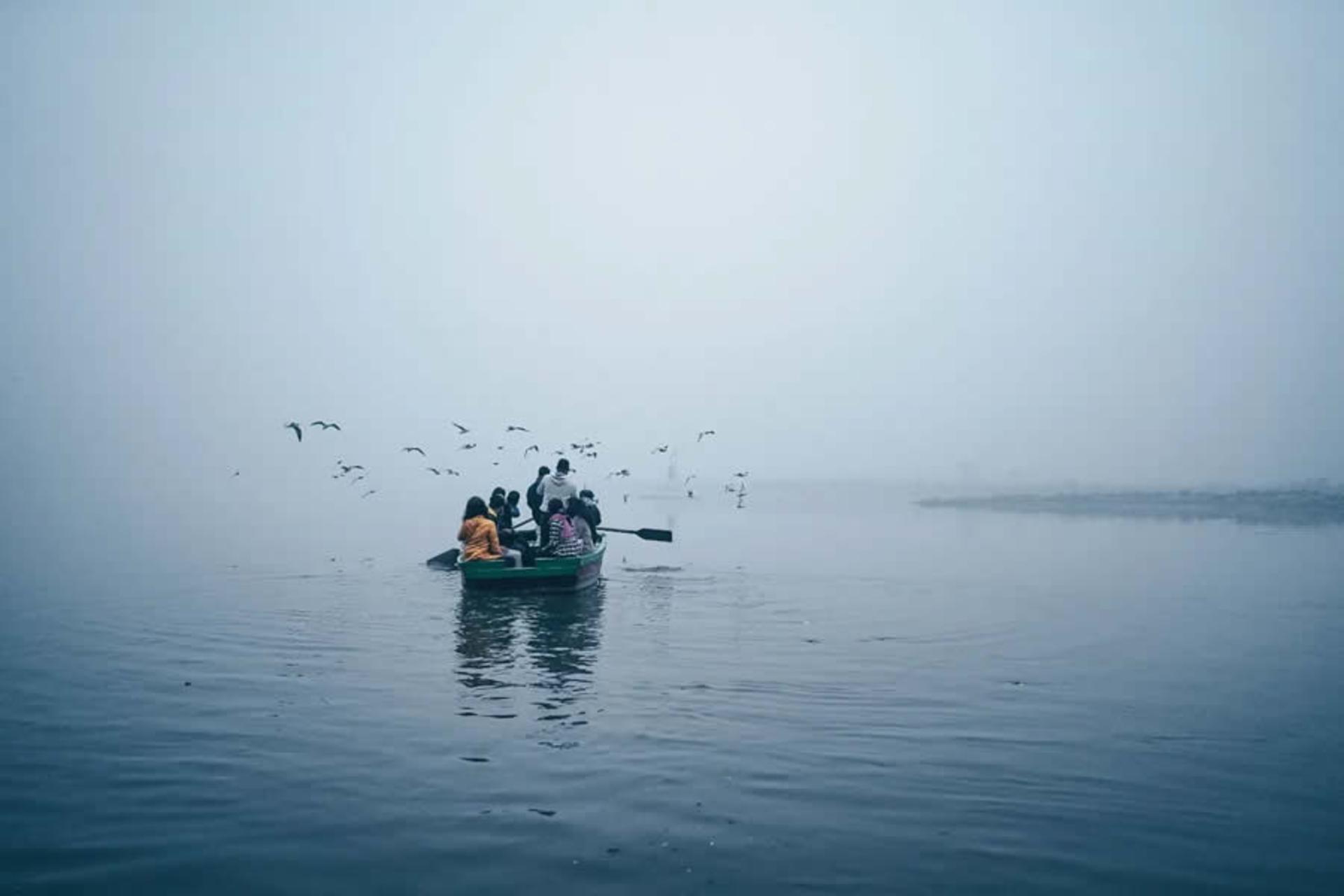 قایق و سرنشینانش وسط دریا