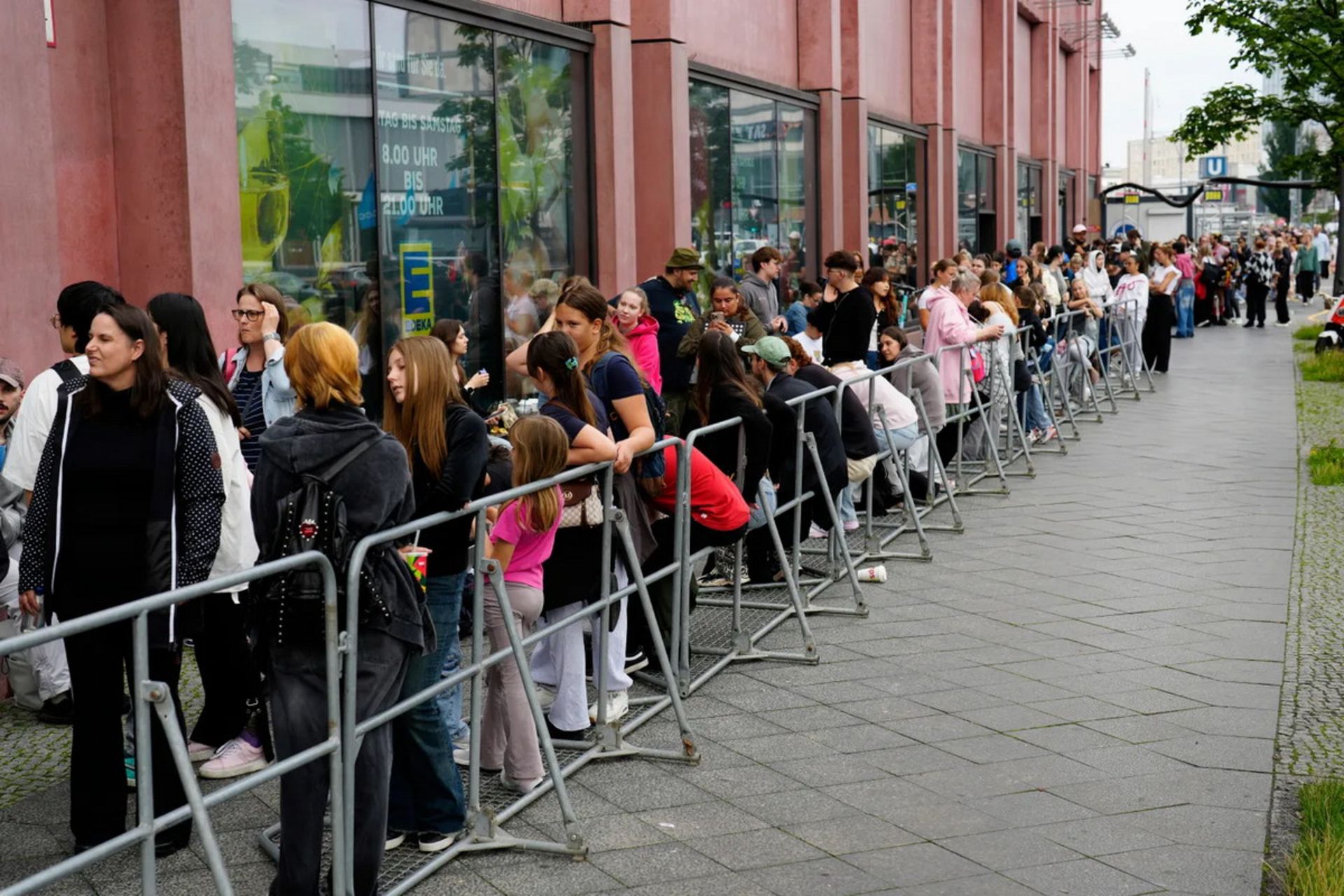 هواداران در صف خرید لبوبو